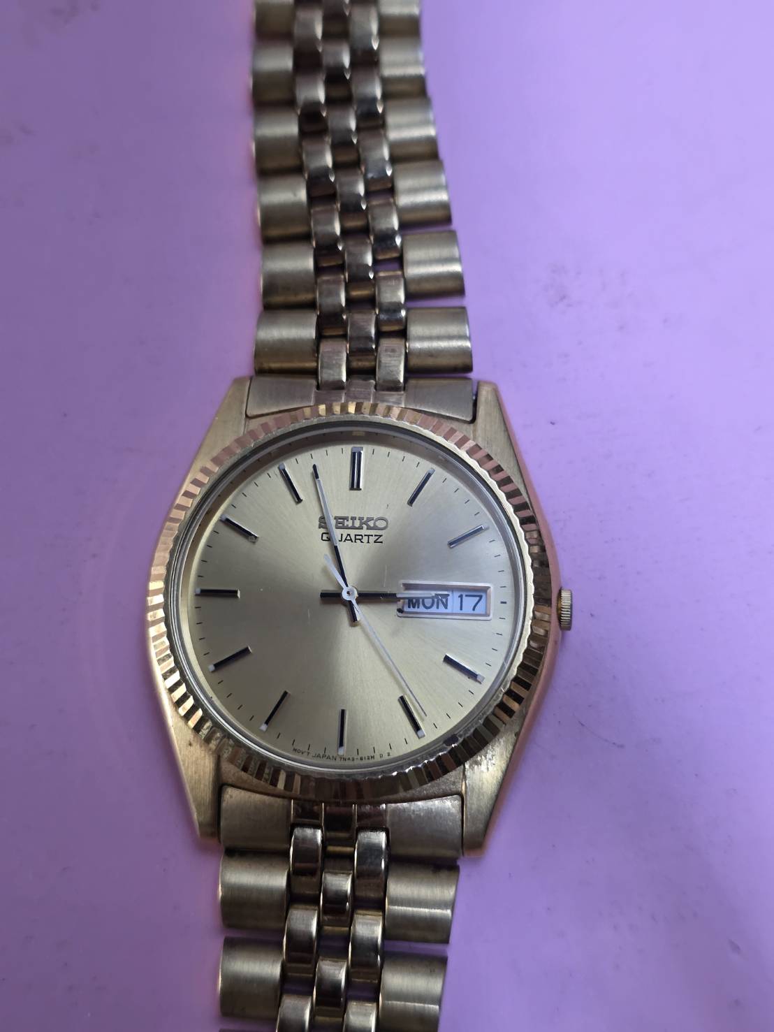 นาฬิกาในภาพคือ Seiko Quartz สไตล์ "Datejust" หรือที่มักเรียกกันว่ารุ่น Presidential