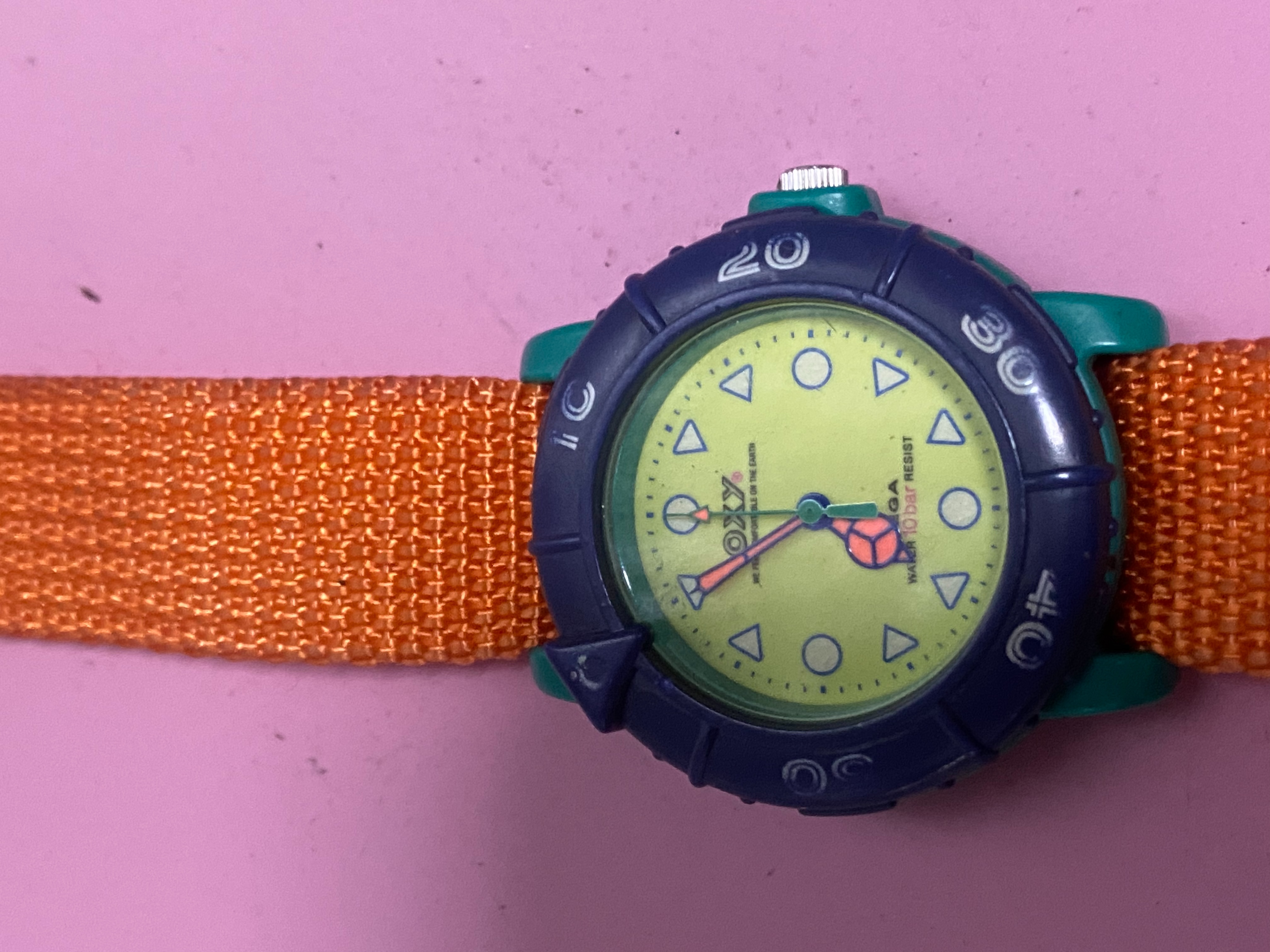 นาฬิกาในภาพคือ Citizen Oxy ซึ่งเป็นนาฬิกาสไตล์สปอร์ตวินเทจ