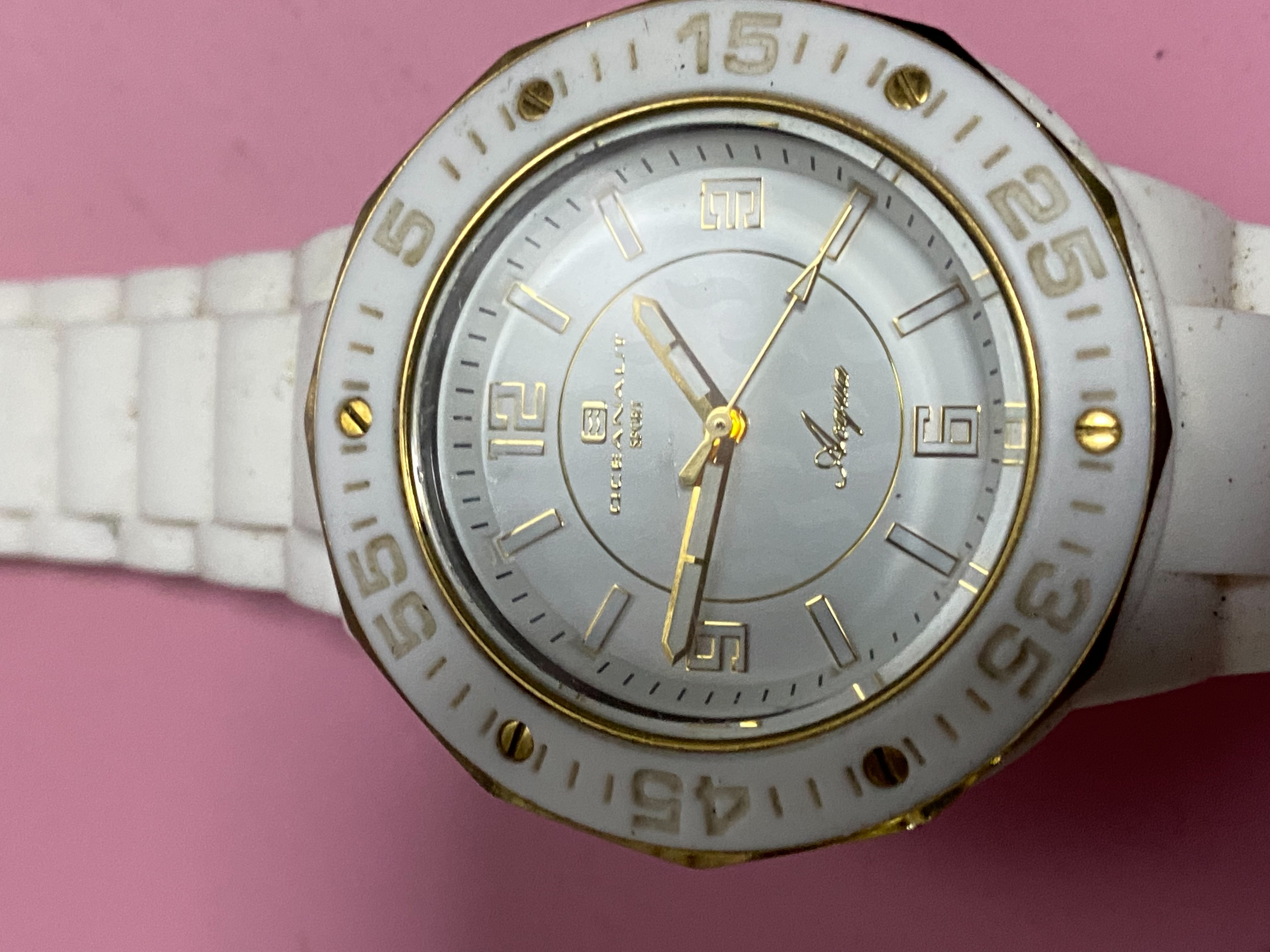 นาฬิกาในภาพคือ Oceanaut รุ่น Acqua สำหรับผู้หญิงครับ เป็นนาฬิกาแนวสปอร์ตที่เน้นความทนทานและดีไซน์ที่ทันสมัย 