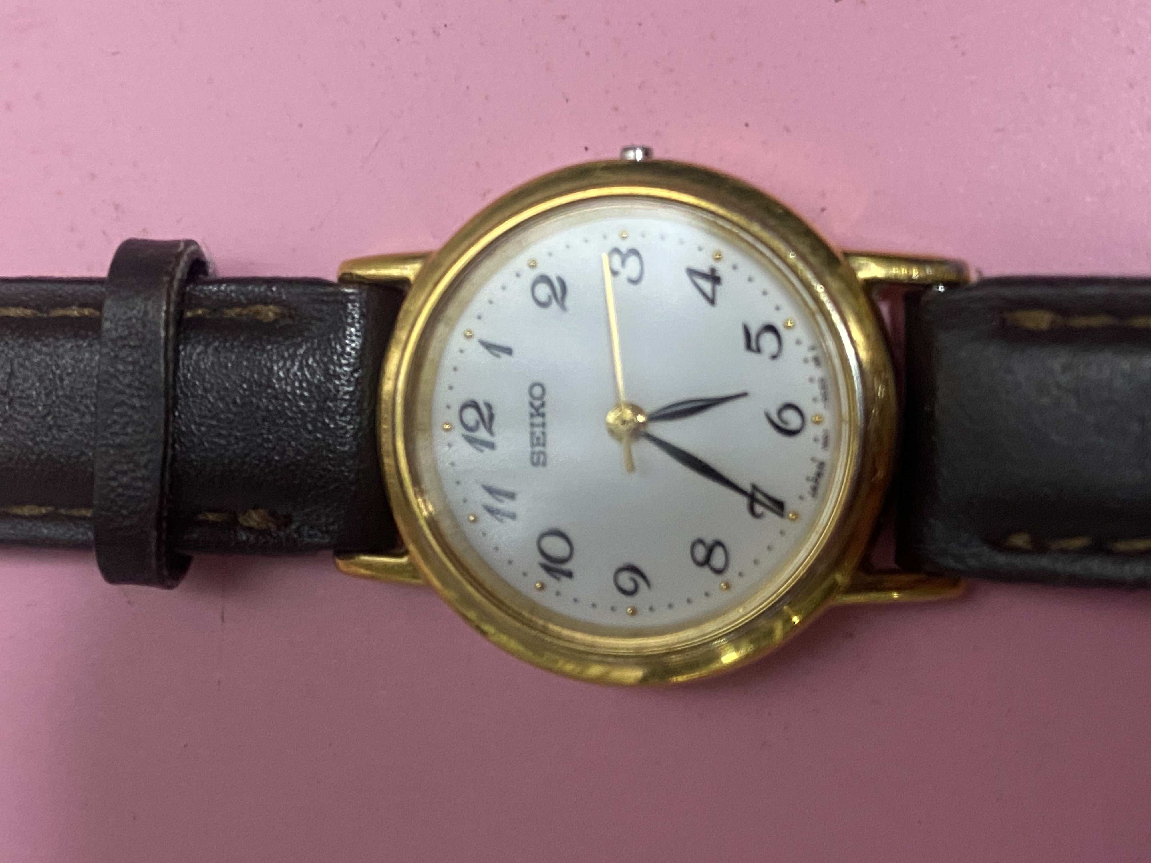 นาฬิกาที่ปรากฏในภาพคือนาฬิกาสตรีแบรนด์ Seiko (ไซโก) 