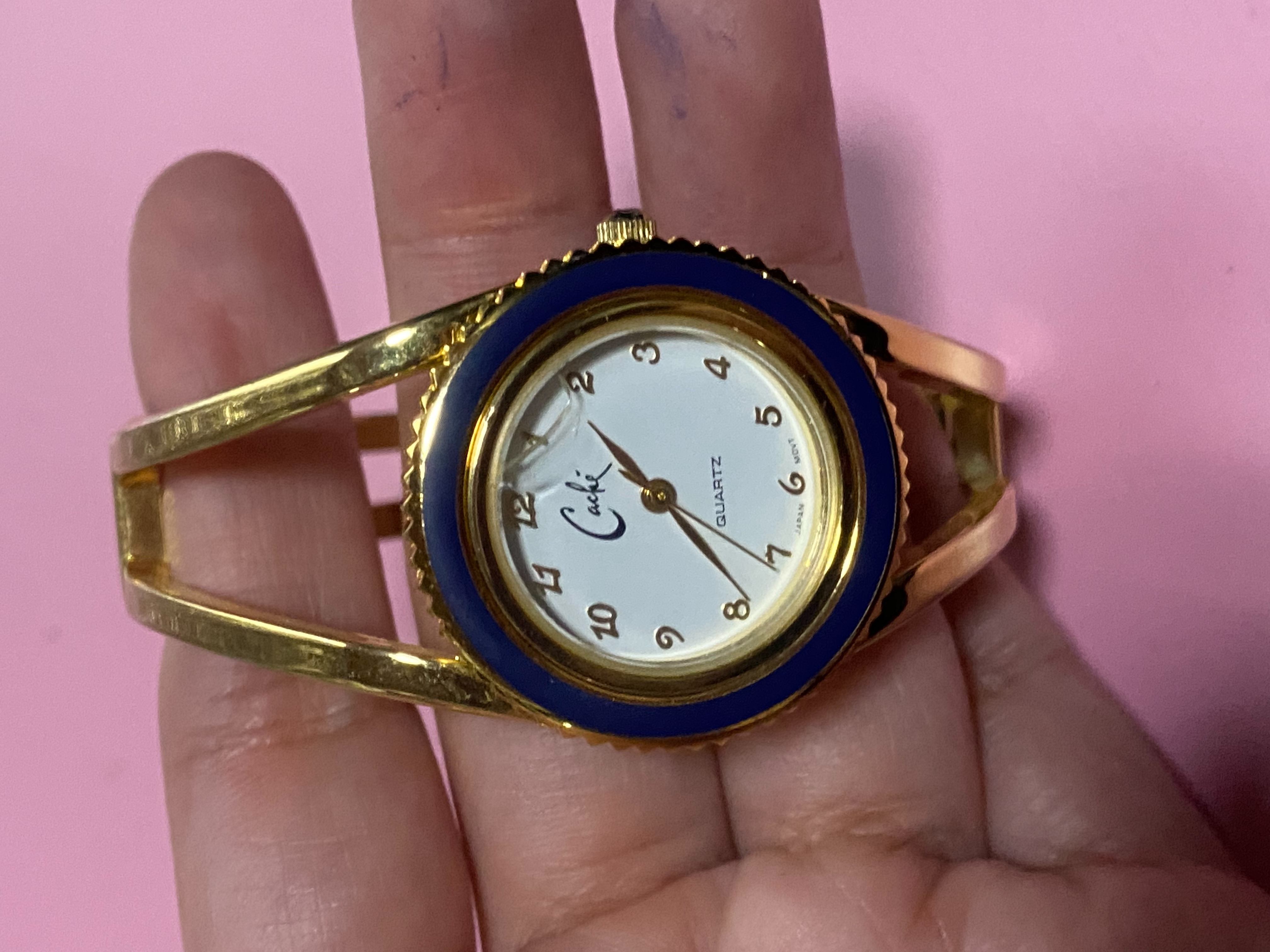 นาฬิกาเรือนนี้คือ Cache (คาเช่) รุ่นนาฬิกากำไลสำหรับผู้หญิง 