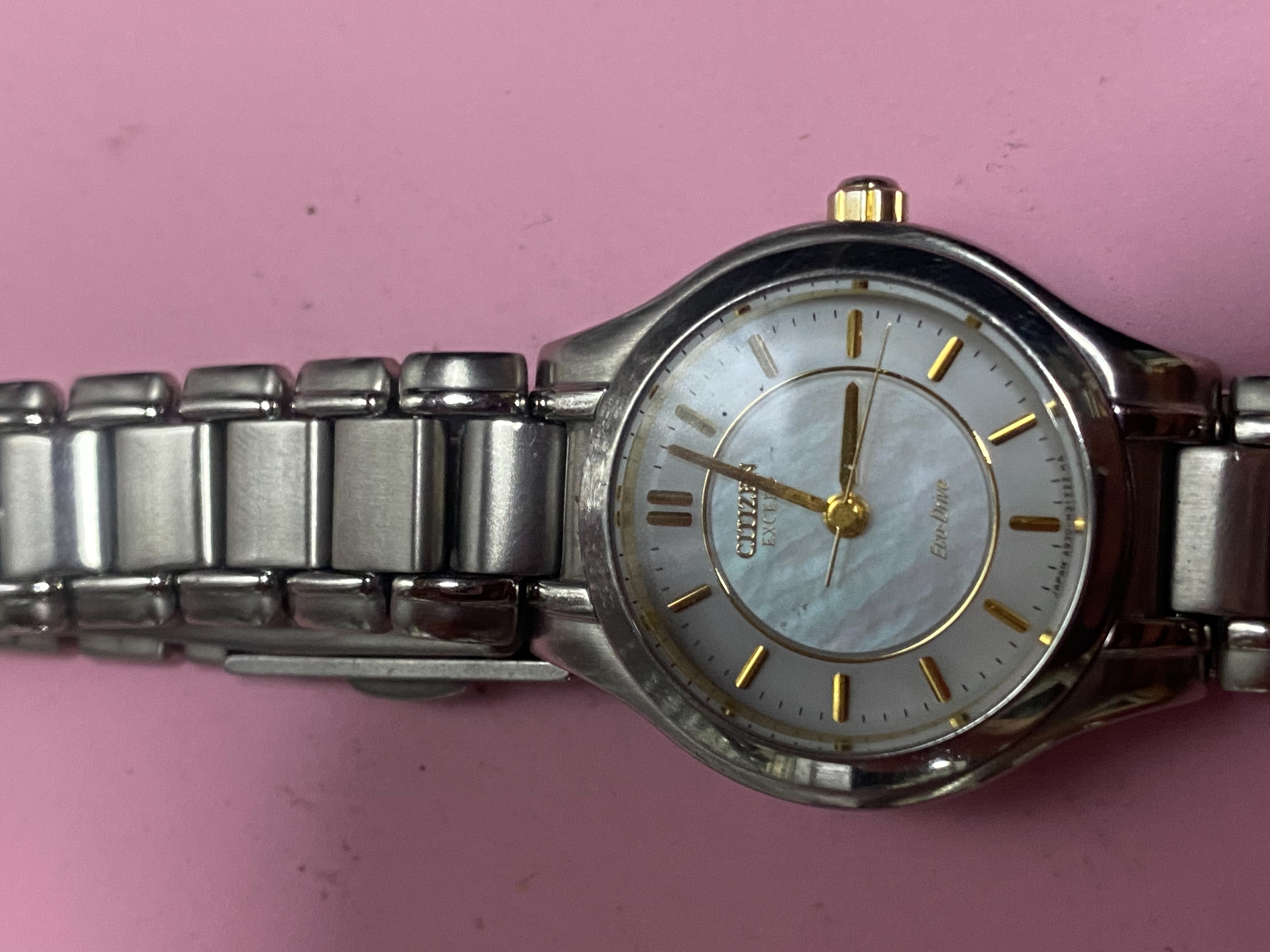 นาฬิกาในภาพคือ Citizen Exceed (ซิติเซ็น เอ็กซีด) 