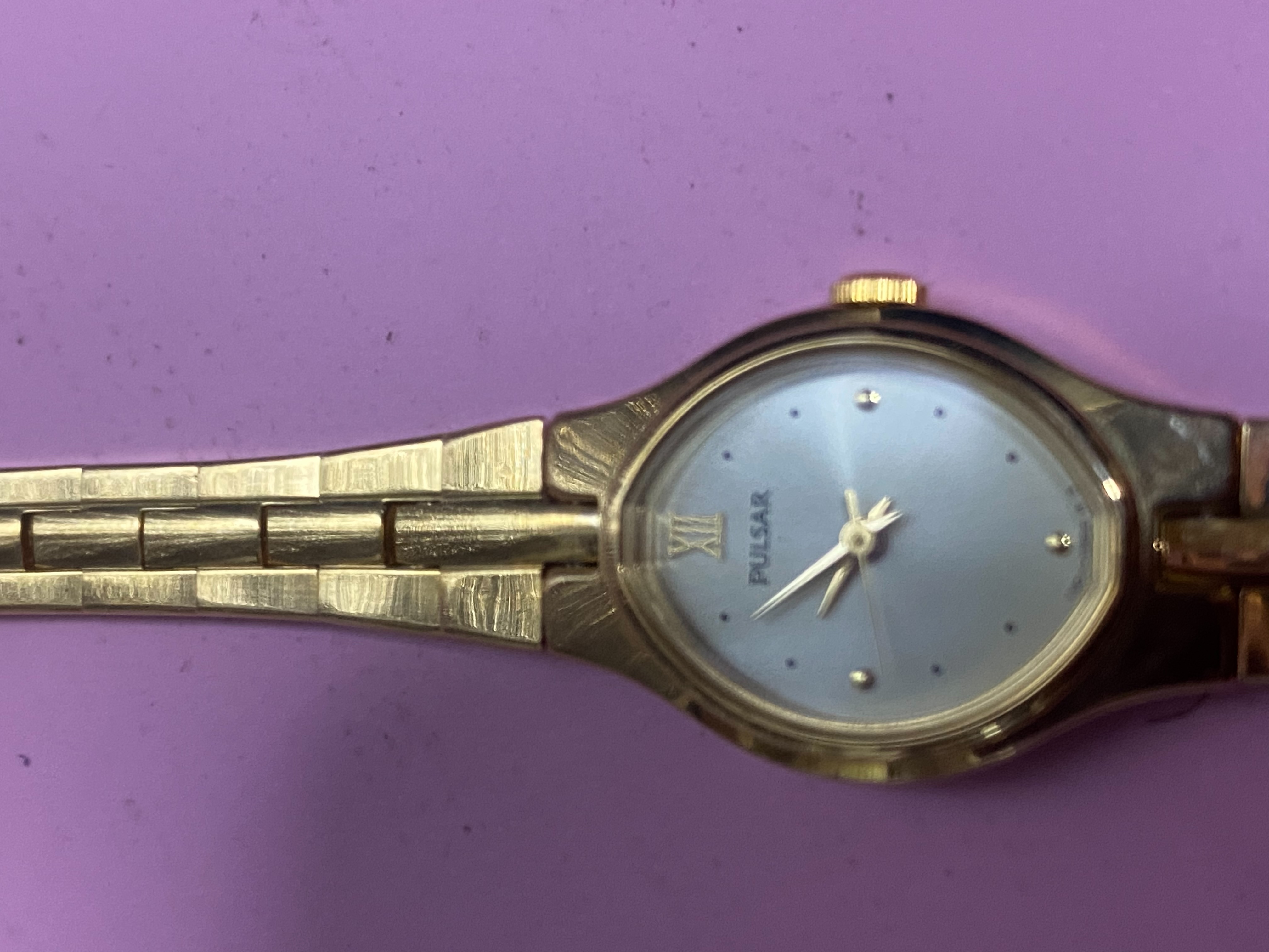 นาฬิกาที่คุณส่งมาคือนาฬิกาสุภาพสตรีจากแบรนด์ Pulsar (พัลซาร์) 