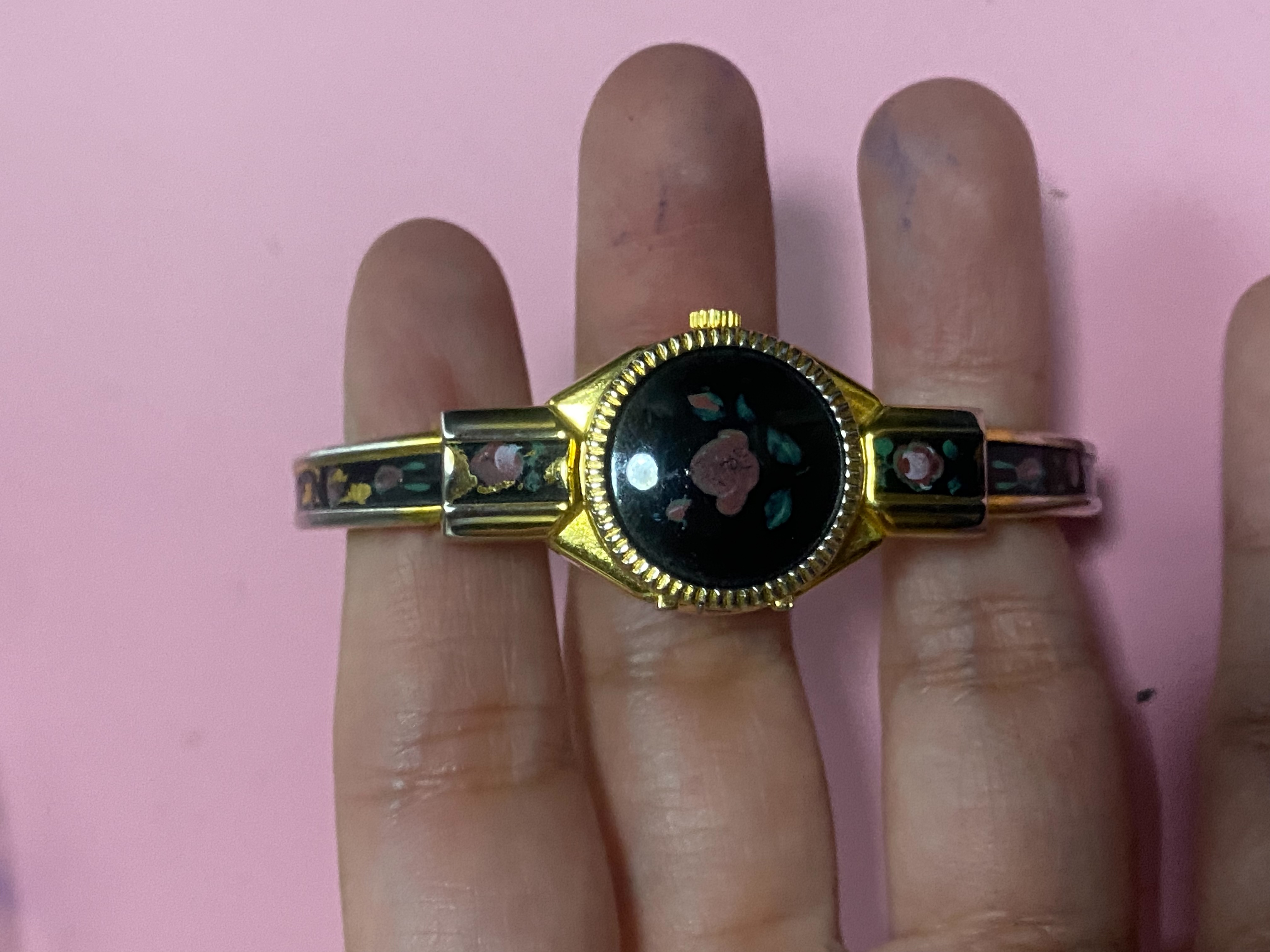 นาฬิกาที่คุณส่งมาคือนาฬิกาวินเทจสไตล์ Peek-a-boo (หรือ Hidden Face Watch)