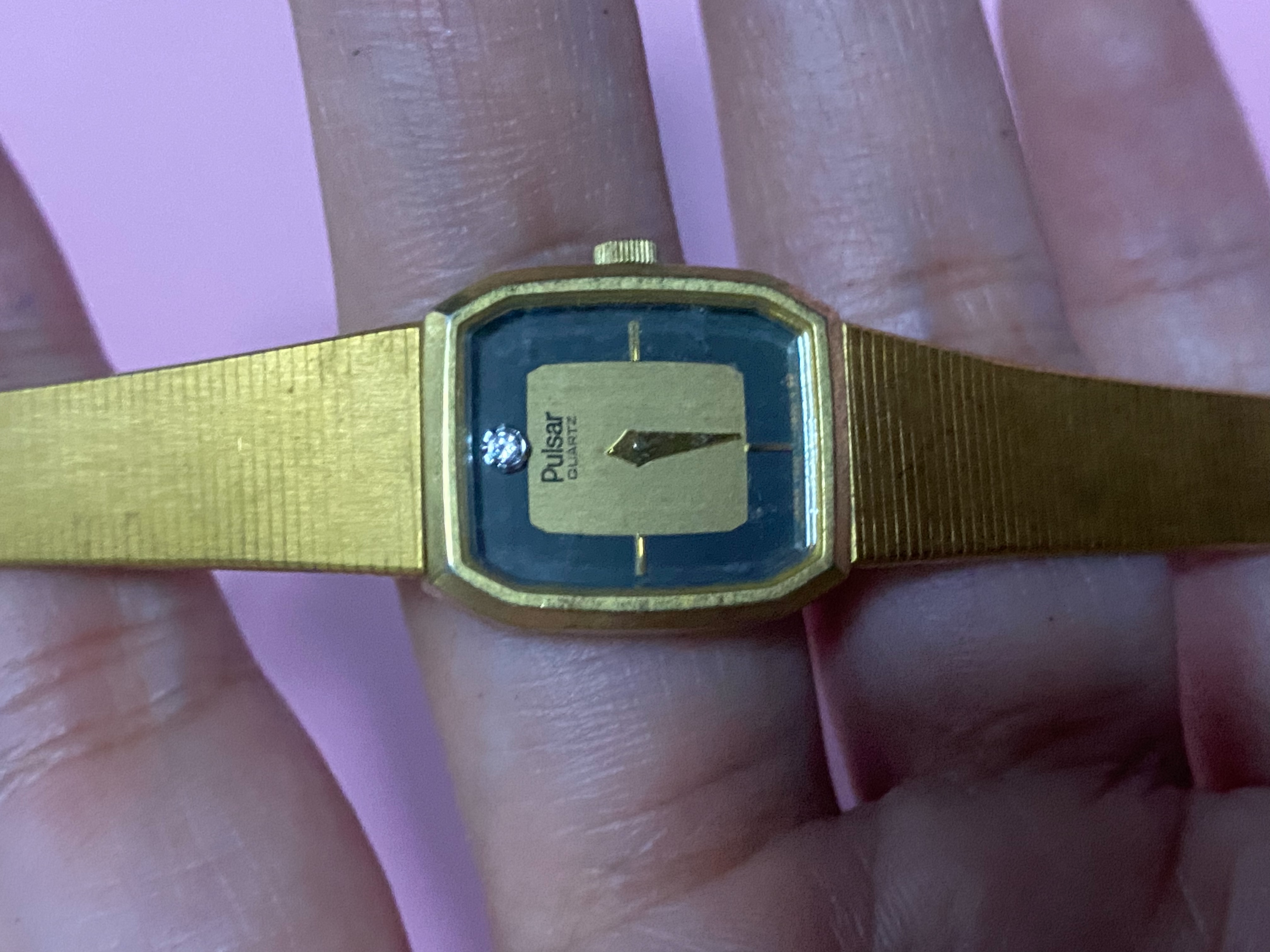 นาฬิกาวินเทจสำหรับสุภาพสตรีจากแบรนด์ Pulsar (พัลซาร์) ซึ่งเป็นแบรนด์ลูกในเครือของ Seiko