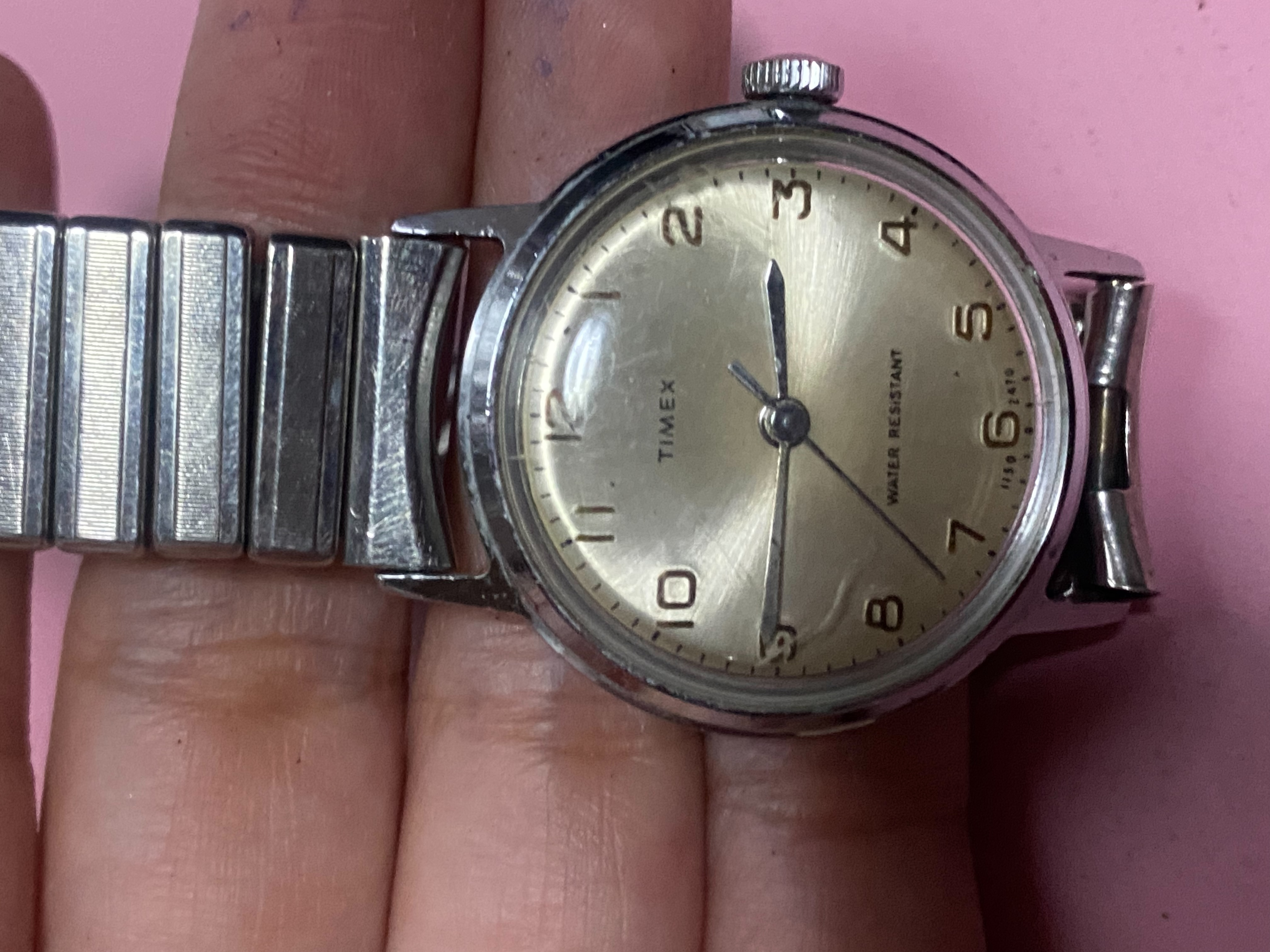 นาฬิกาในภาพคือ Timex Marlin (ไทเม็กซ์ มาร์ลิน) รุ่นวินเทจปี 1970 ซึ่งเป็นหนึ่งในรุ่นที่โด่งดังที่สุดของแบรนด์ครับ