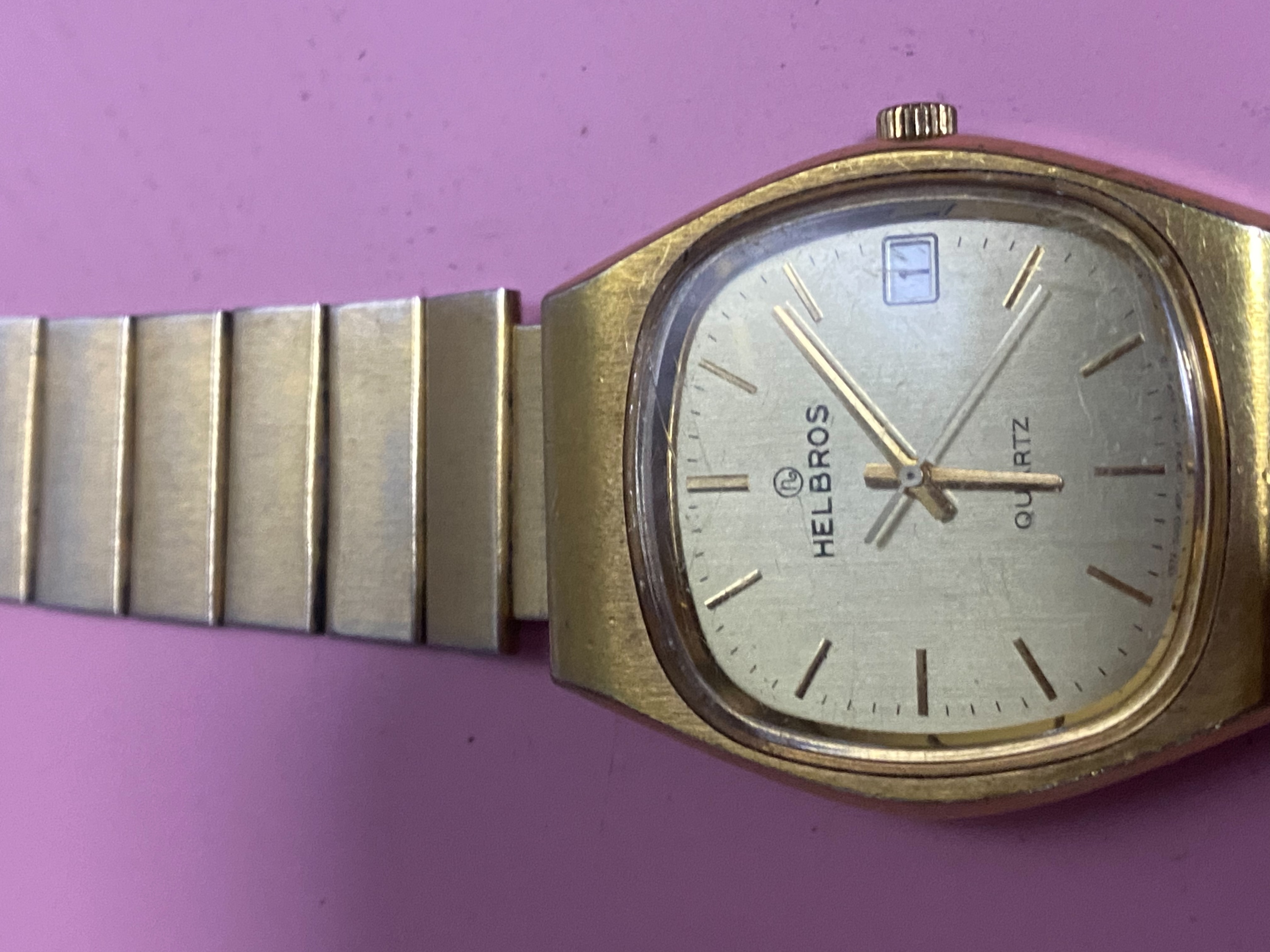 นาฬิกาในภาพคือนาฬิกาวินเทจจากแบรนด์ Helbros (เฮลโบรส) 