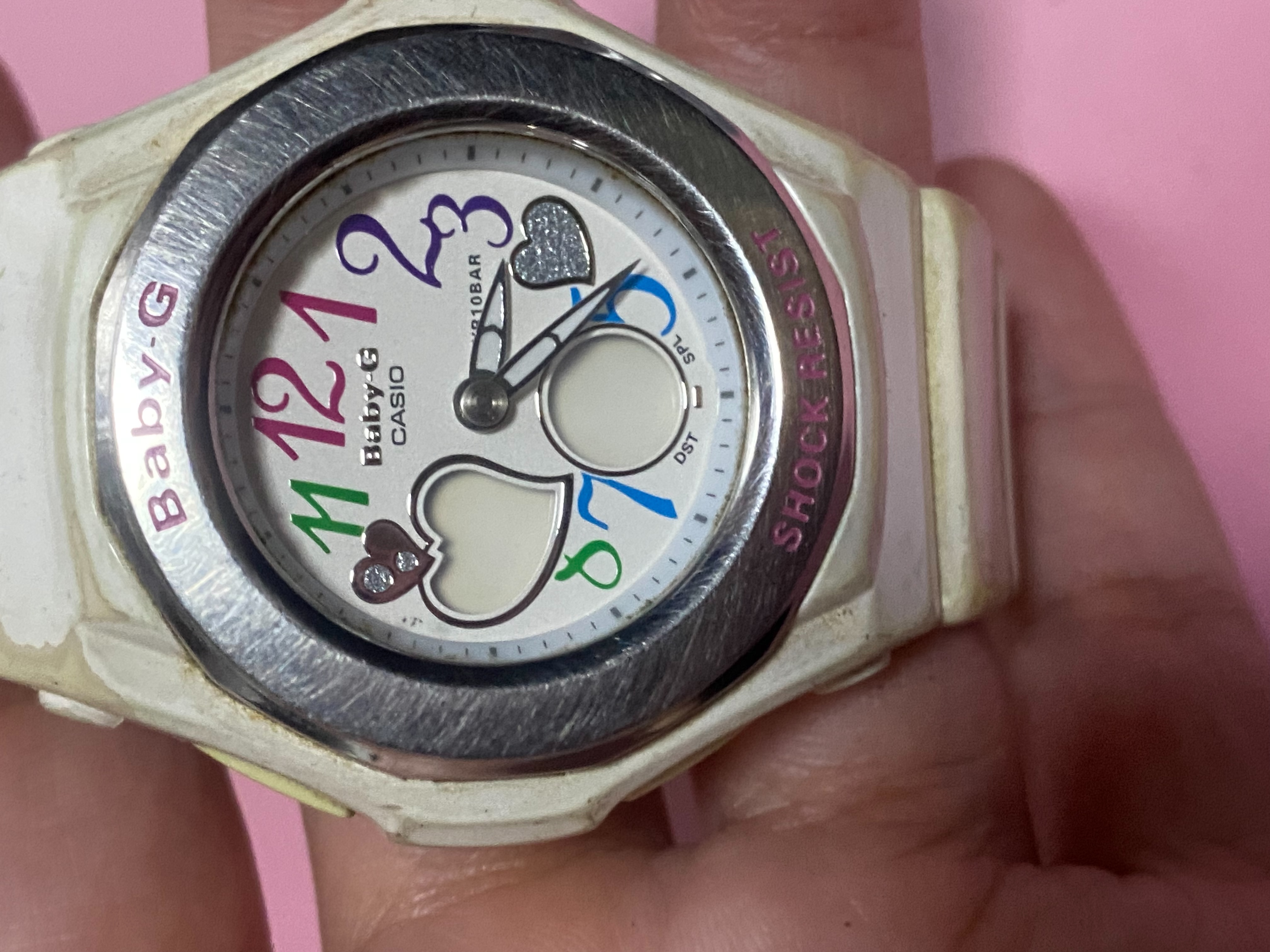 นาฬิกาในภาพคือ Casio Baby-G รุ่น BGA-101-7B (Playful Hearts Series) 