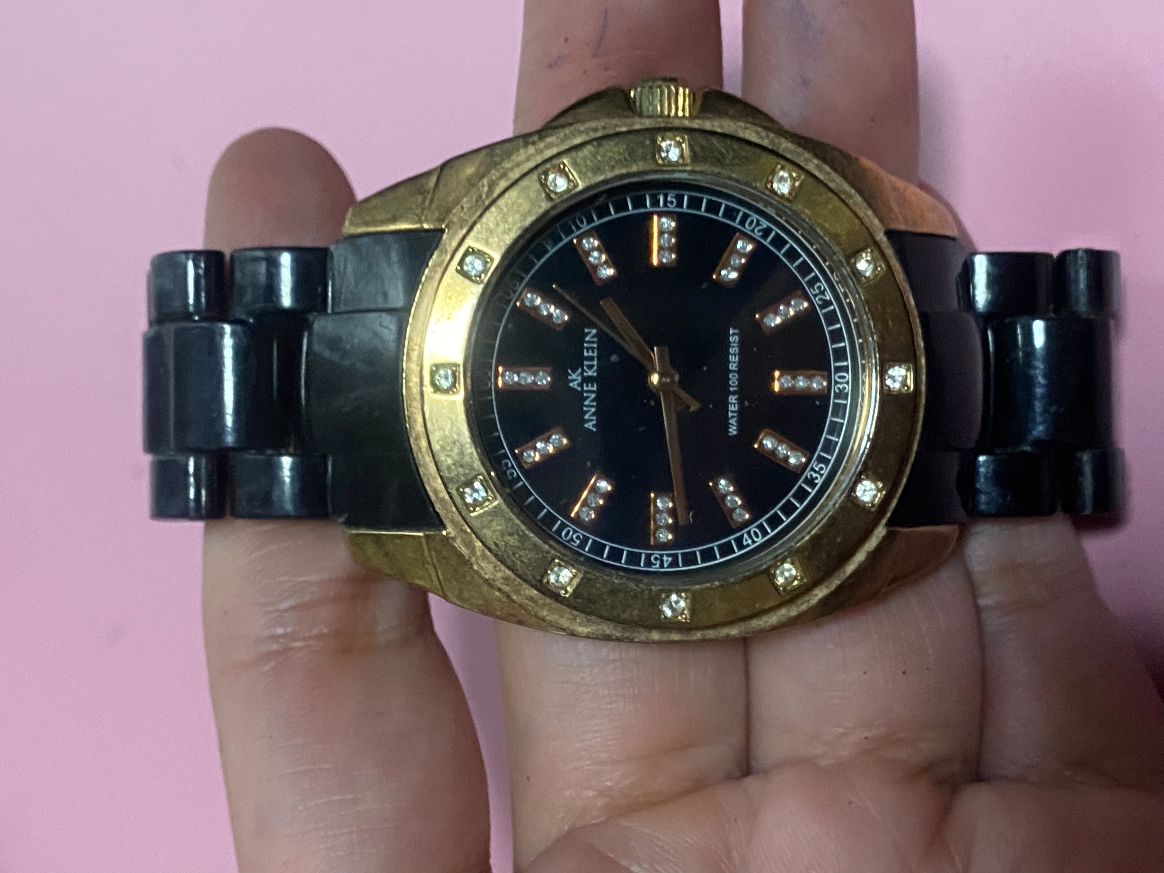 นาฬิกาในภาพคือ Anne Klein (แอน ไคลน์) 