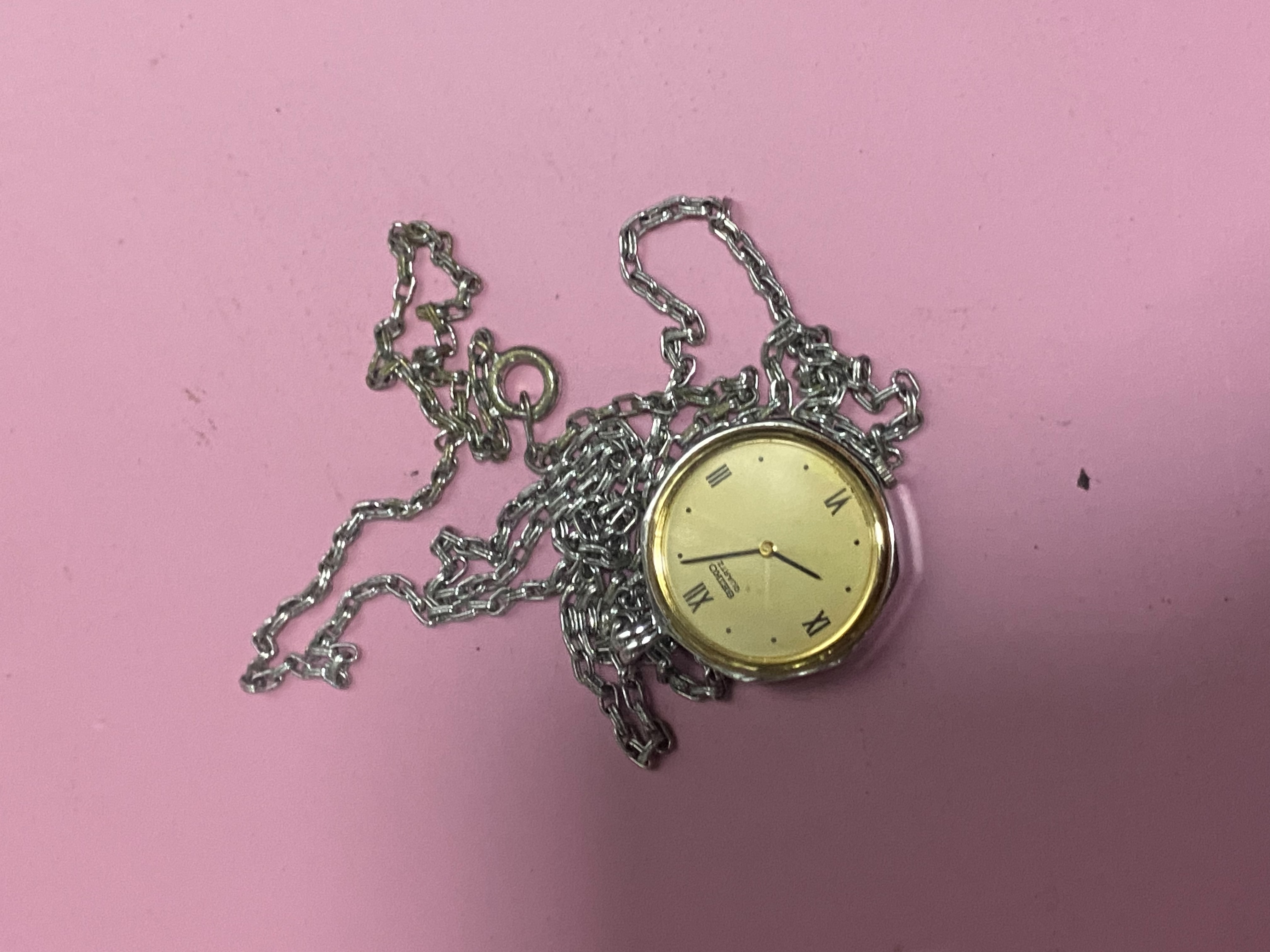 นาฬิกาที่คุณส่งมาคือนาฬิกาสไตล์ Pendant Watch (นาฬิกาสร้อยคอ) จากแบรนด์ Seiko (ไซโก้) 