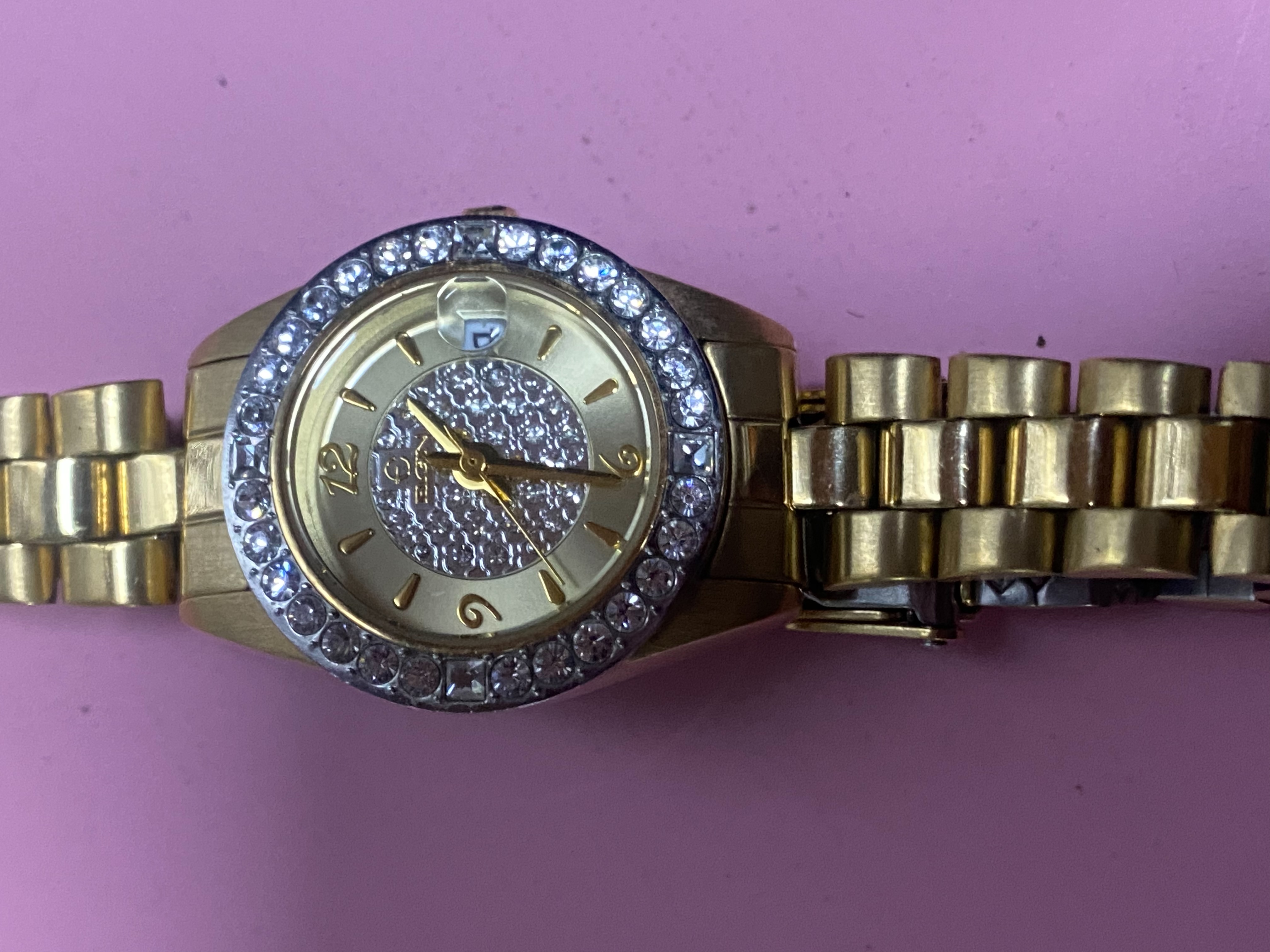 นาฬิกาในภาพคือ Elgin (เอลจิ้น) รุ่นวินเทจ ซึ่งเป็นแบรนด์นาฬิกาที่มีประวัติศาสตร์ยาวนานจากอเมริกา 