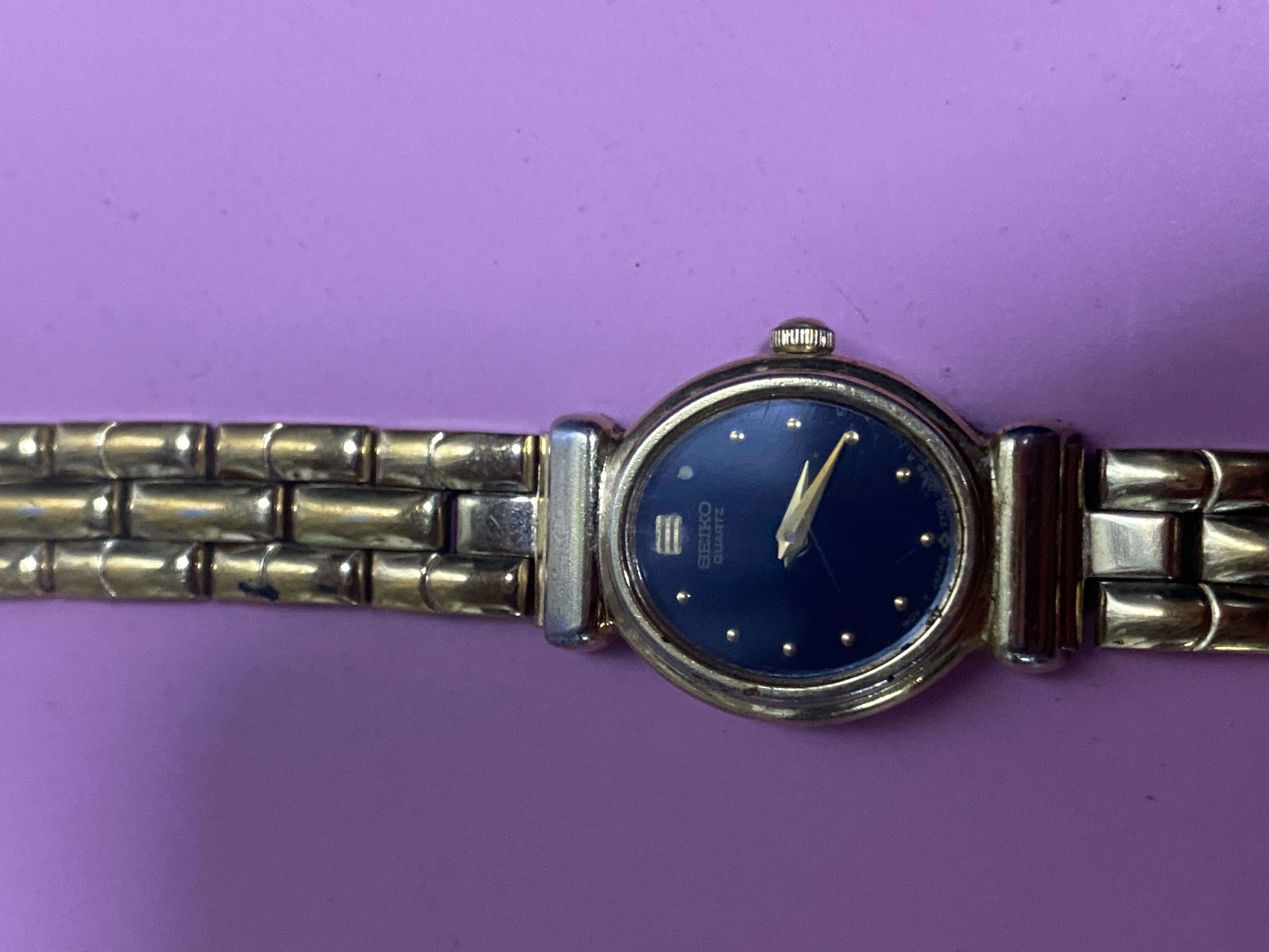 นาฬิกาในภาพคือ Seiko Quartz สำหรับสุภาพสตรี รุ่นวินเทจ