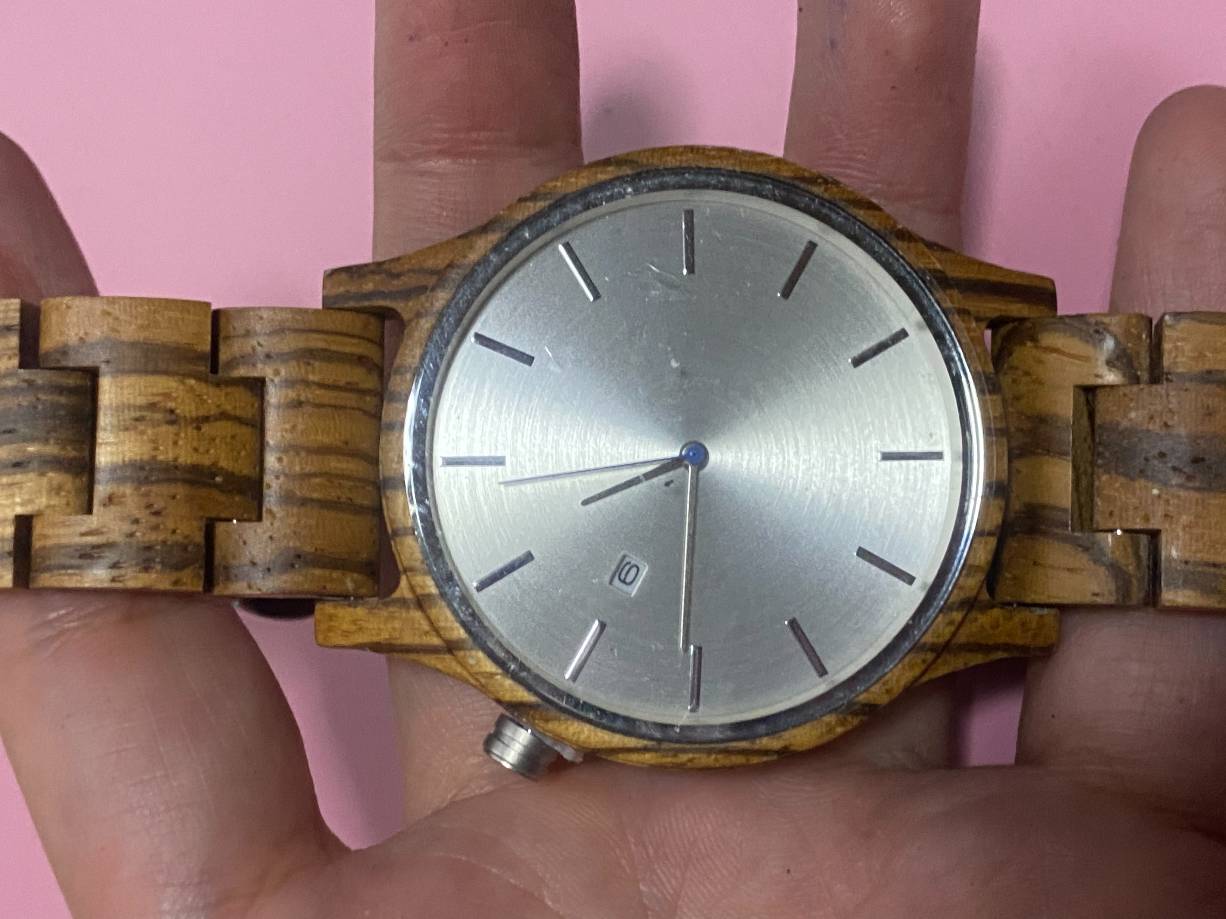 นาฬิกาในภาพคือแบรนด์ Timbersun (ทิมเบอร์ซัน) รุ่น Night Beige Silver