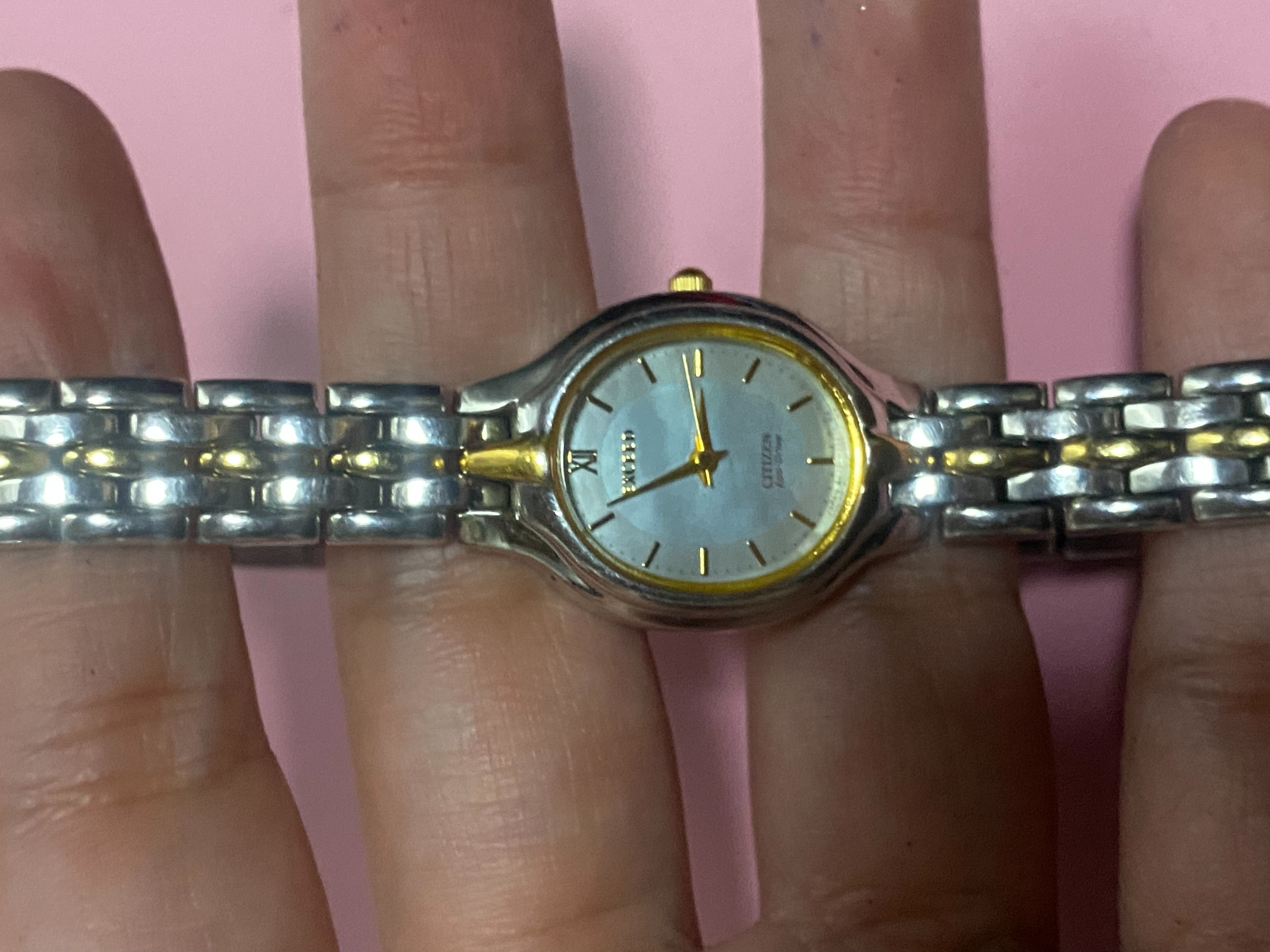 นาฬิกาในภาพคือ Citizen Exceed (ซิติเซ็น เอ็กซีด) 