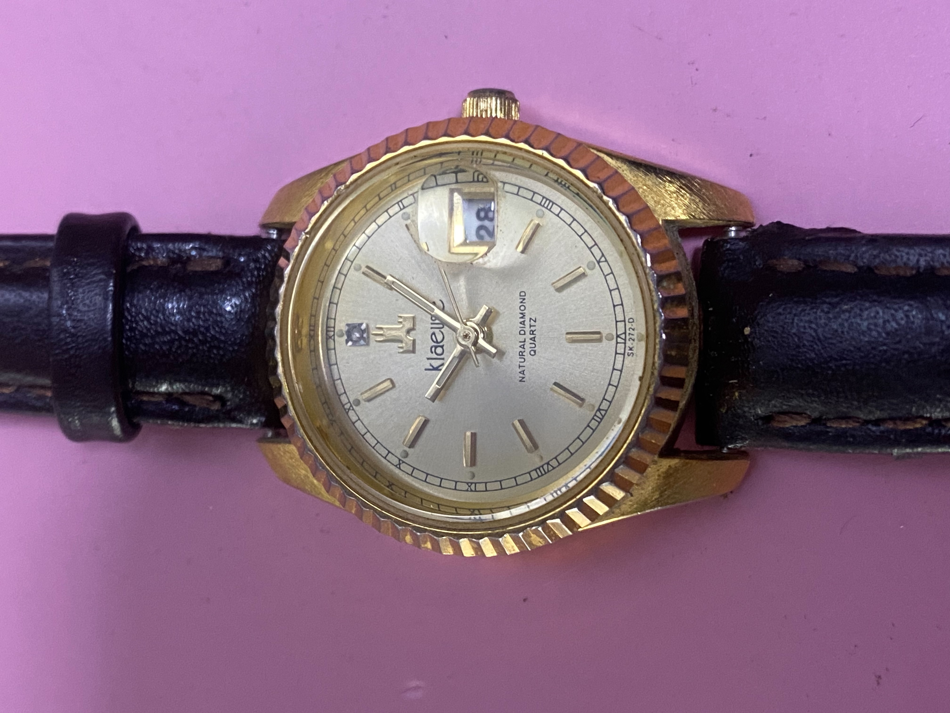 นาฬิกาเรือนนี้คือแบรนด์ Klaeuse รุ่น SK-272-D ซึ่งเป็นนาฬิกาวินเทจระบบควอตซ์