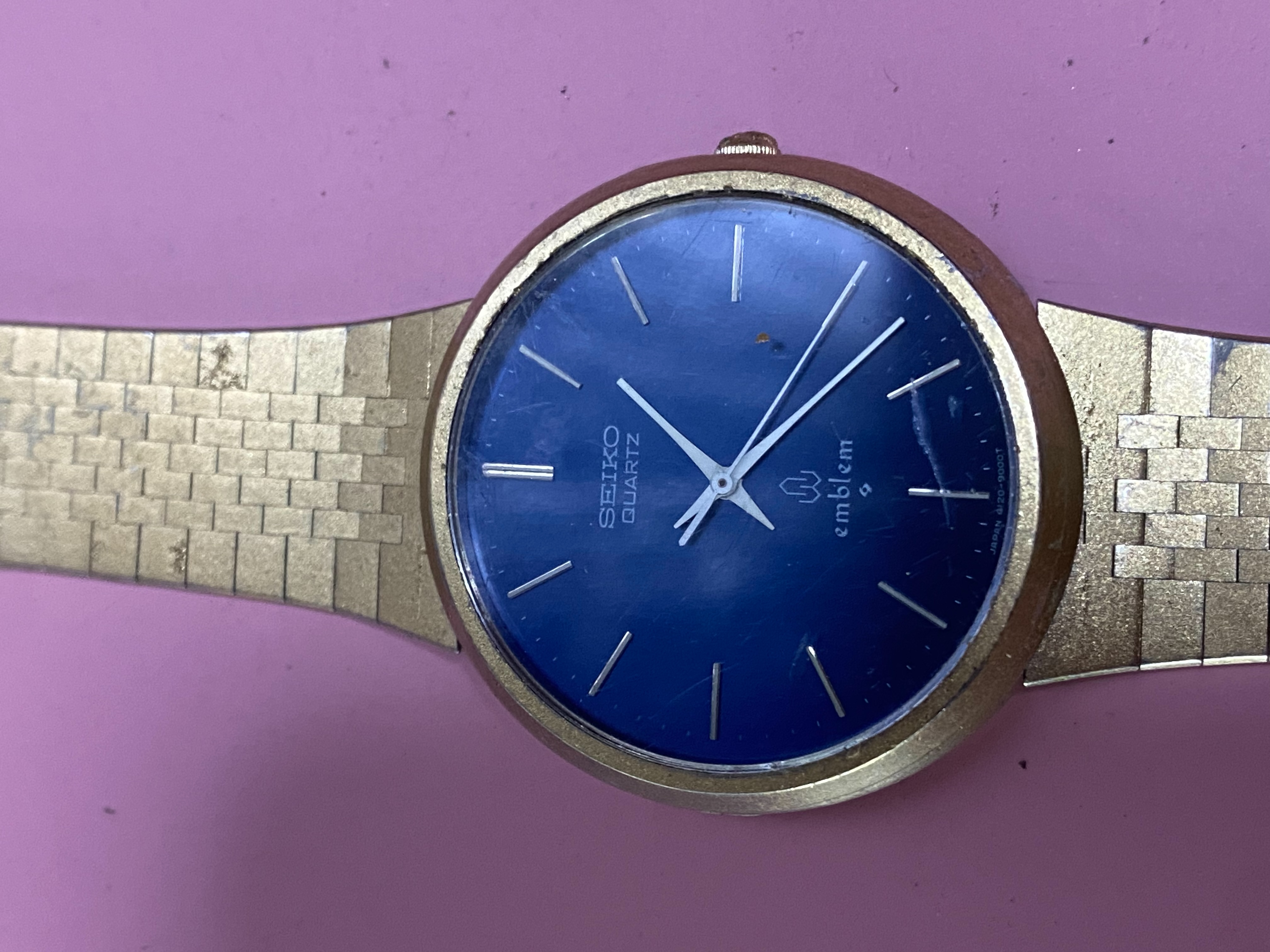 นาฬิกาในรูปภาพของคุณคือ Seiko Emblem Quartz รหัสรุ่น 4120-9000 