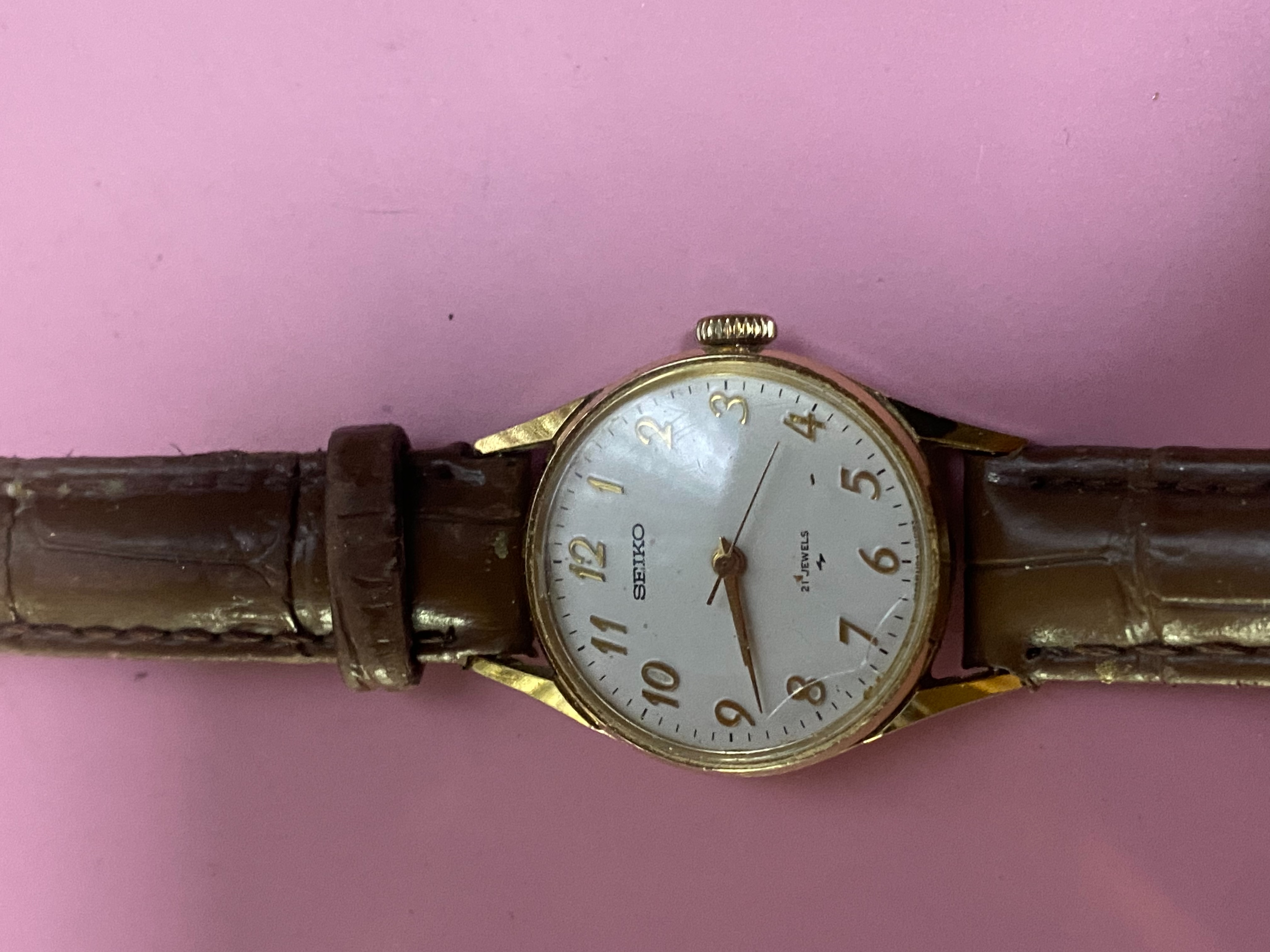 นาฬิกาในรูปภาพของคุณคือ Seiko (ไซโก) รุ่นวินเทจ รหัสเครื่อง 1104-0031