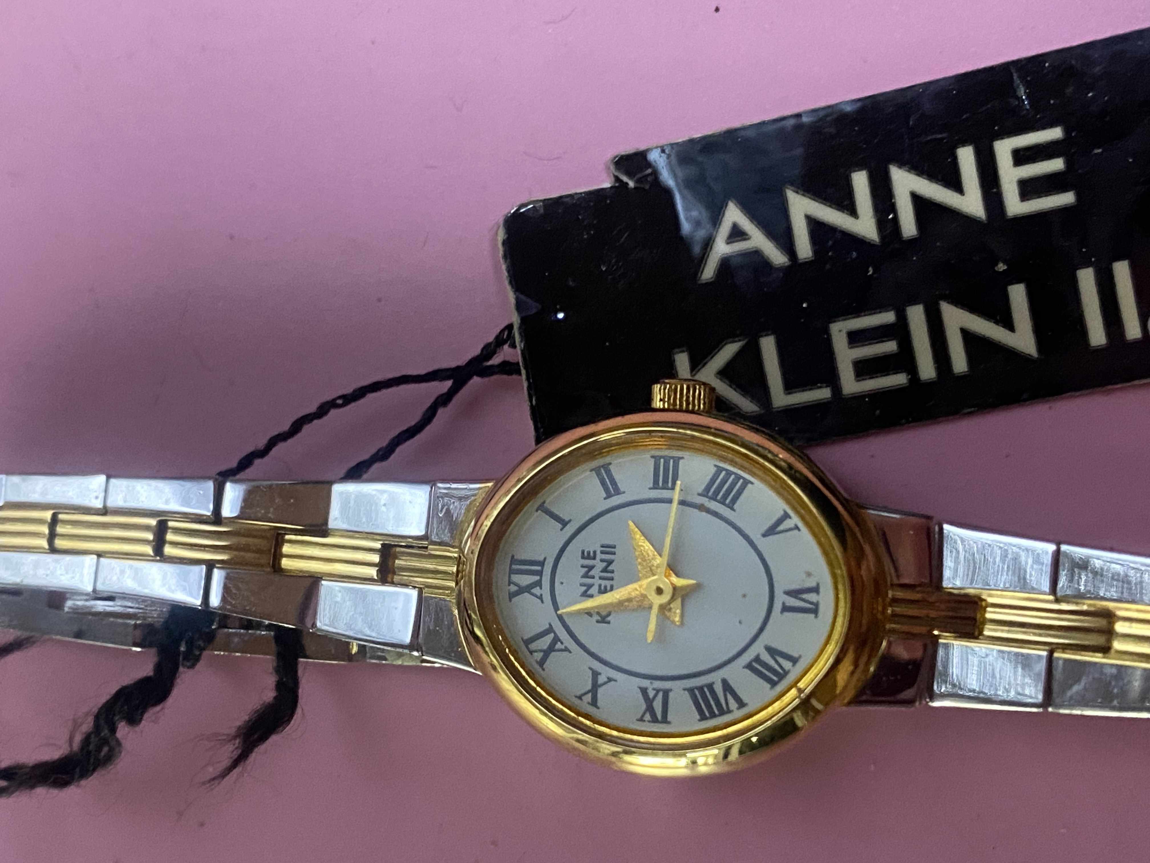 นาฬิกาในรูปภาพของคุณคือแบรนด์ Anne Klein II (แอน ไคลน์ ทู) 