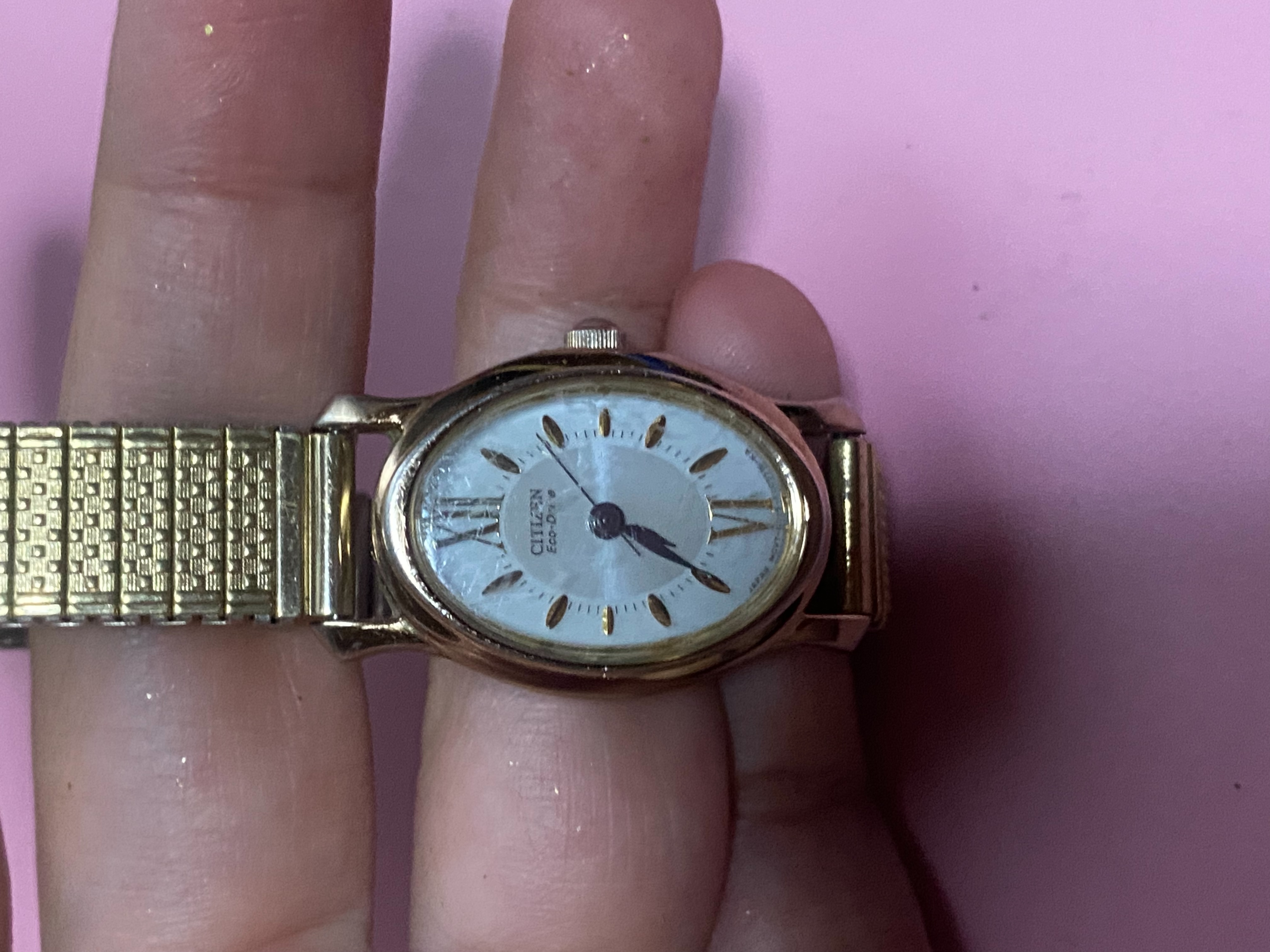 จากการตรวจสอบรูปภาพ นาฬิกาเรือนนี้คือแบรนด์ Citizen (ซิติเซ็น) รุ่น Eco-Drive สำหรับผู้หญิง