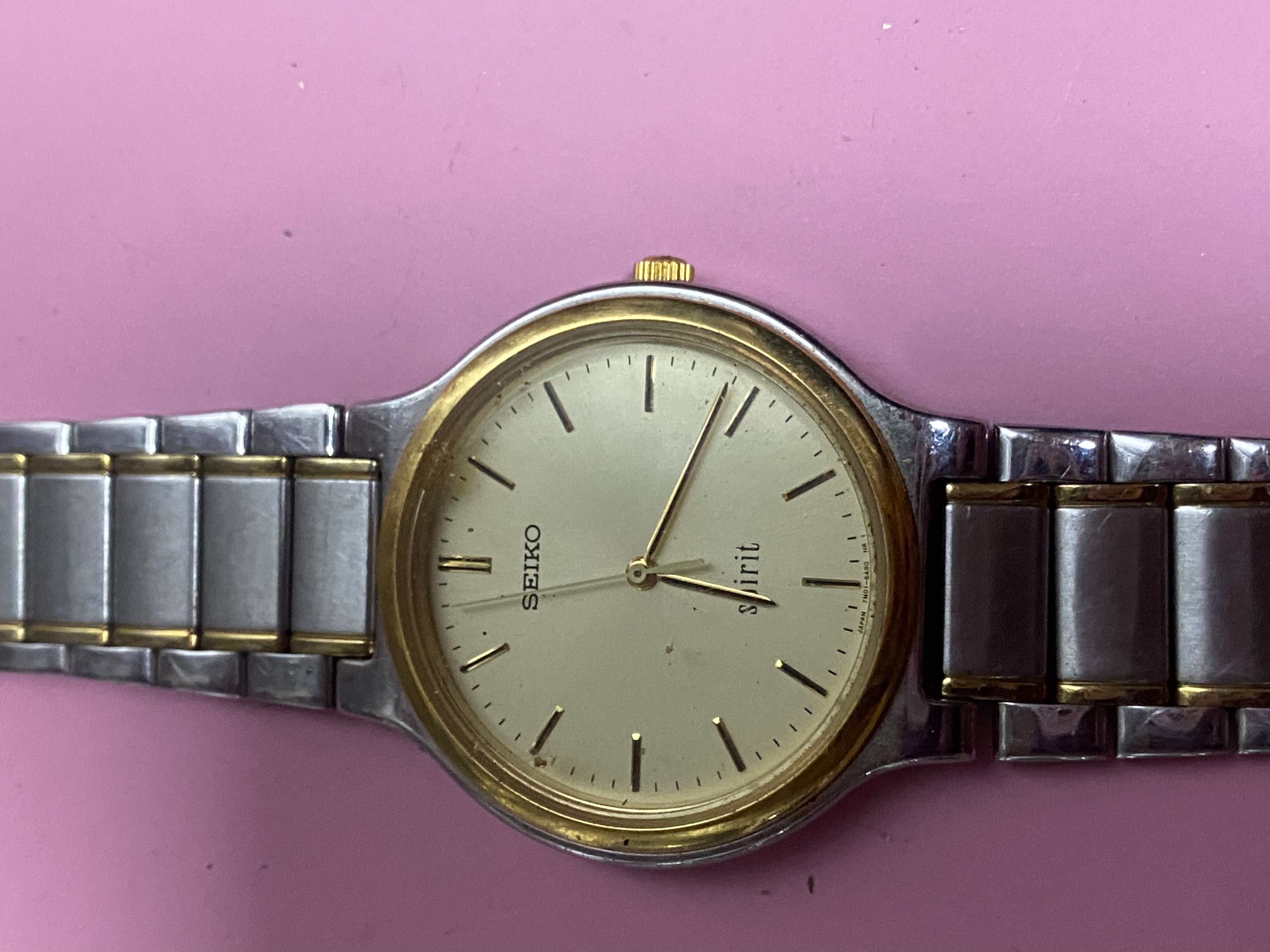 นาฬิกาในรูปภาพของคุณคือแบรนด์ Seiko (ไซโก) รุ่น Spirit (สปิริต) รหัสเครื่อง 7N01-6A20 