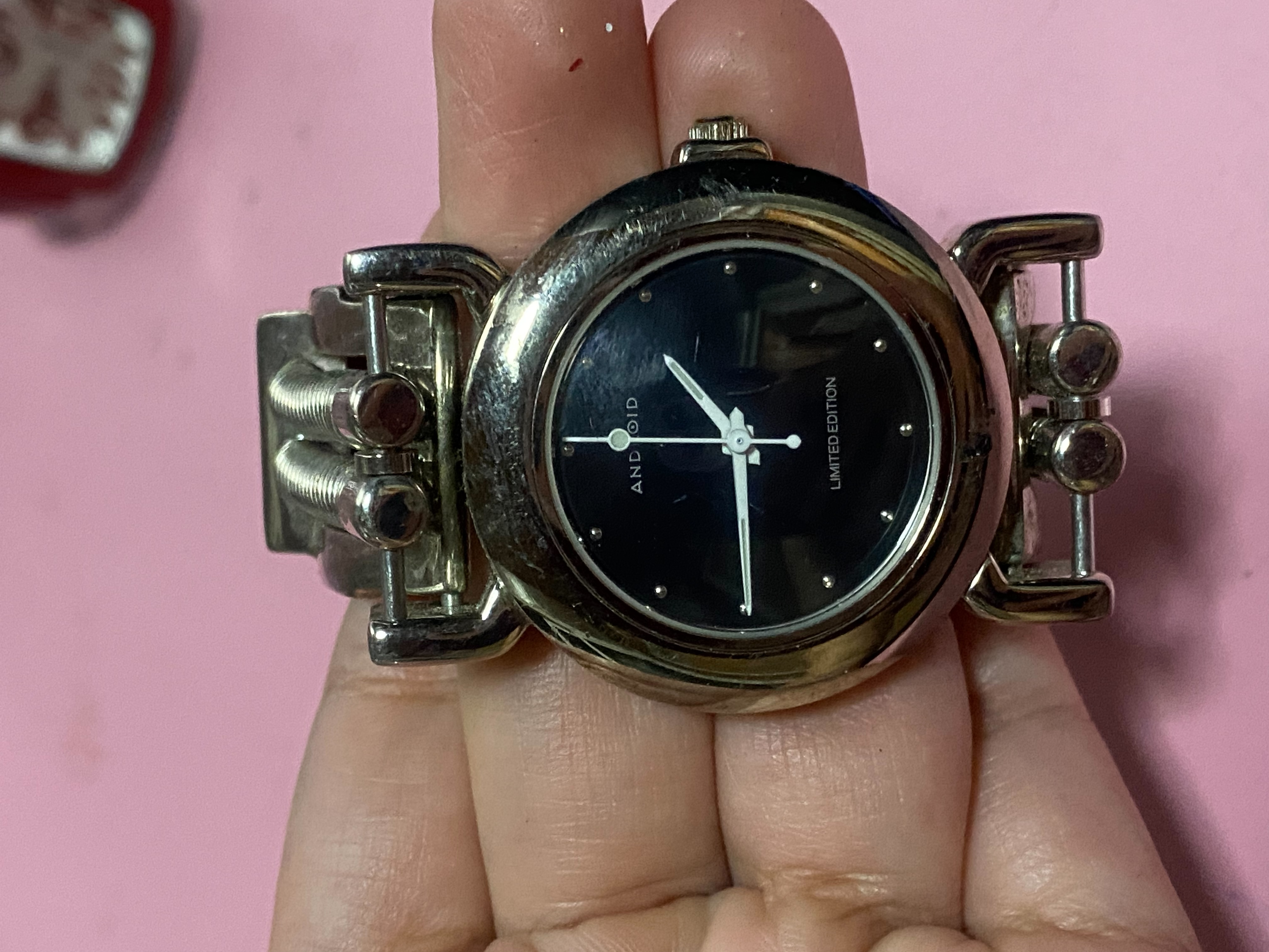 นาฬิกาในภาพคือแบรนด์ Android รุ่น AD190 Limited Edition