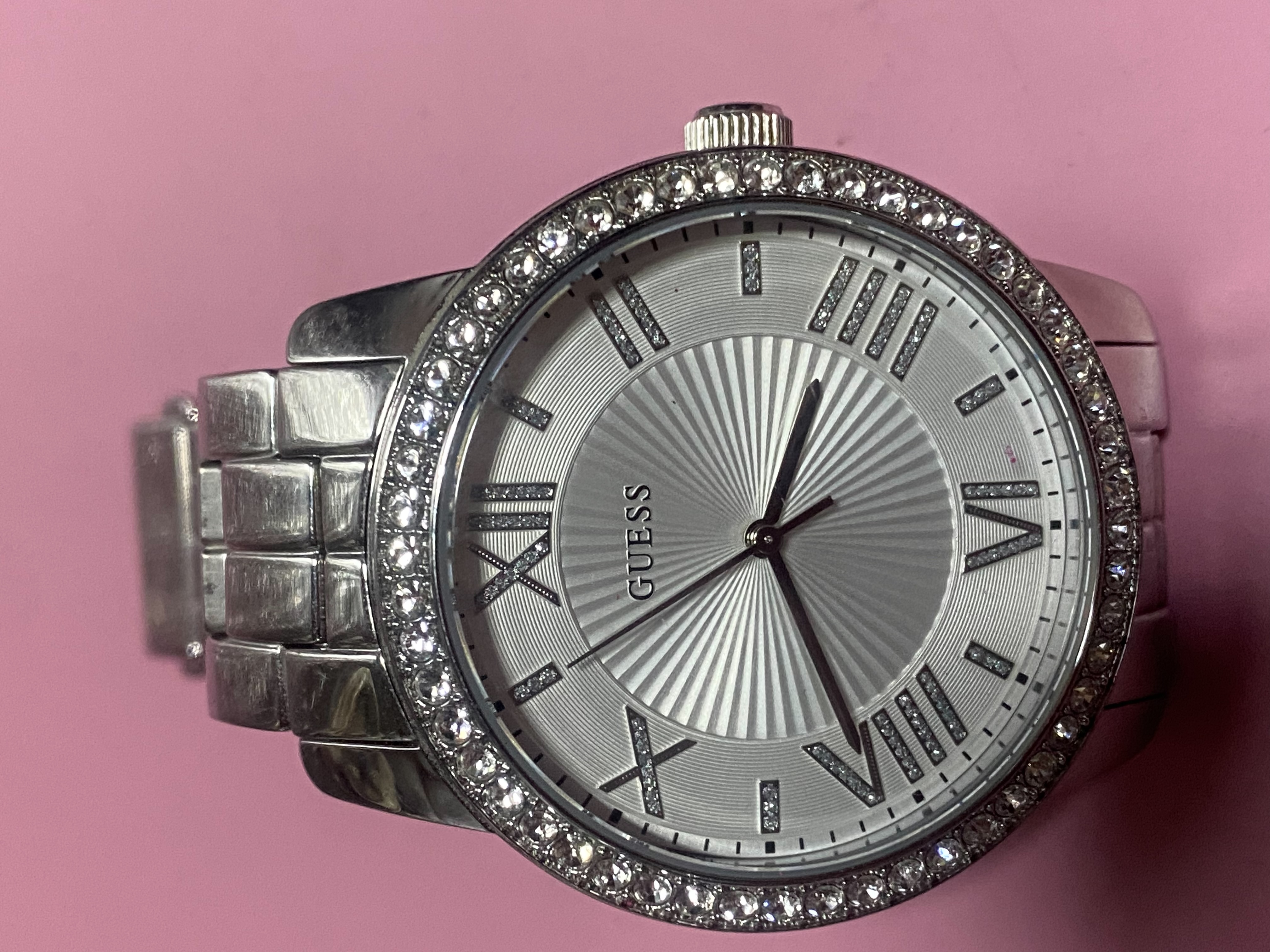 นาฬิกาที่คุณส่งมาคือแบรนด์ GUESS รุ่น Allure (รหัสรุ่น W0329L1) 