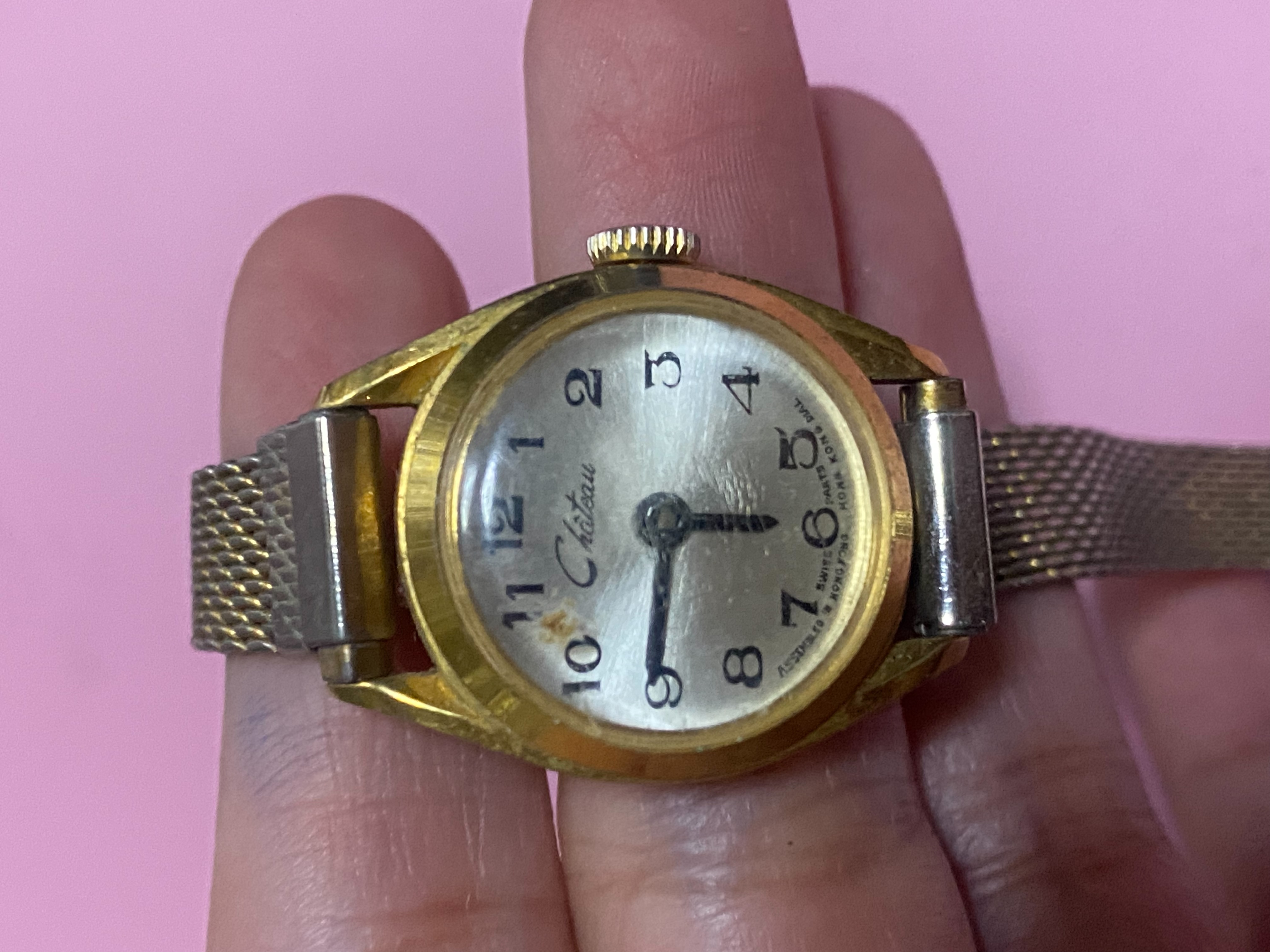 นาฬิกาในภาพคือนาฬิกาวินเทจแบรนด์ Chateau (ชาโต)