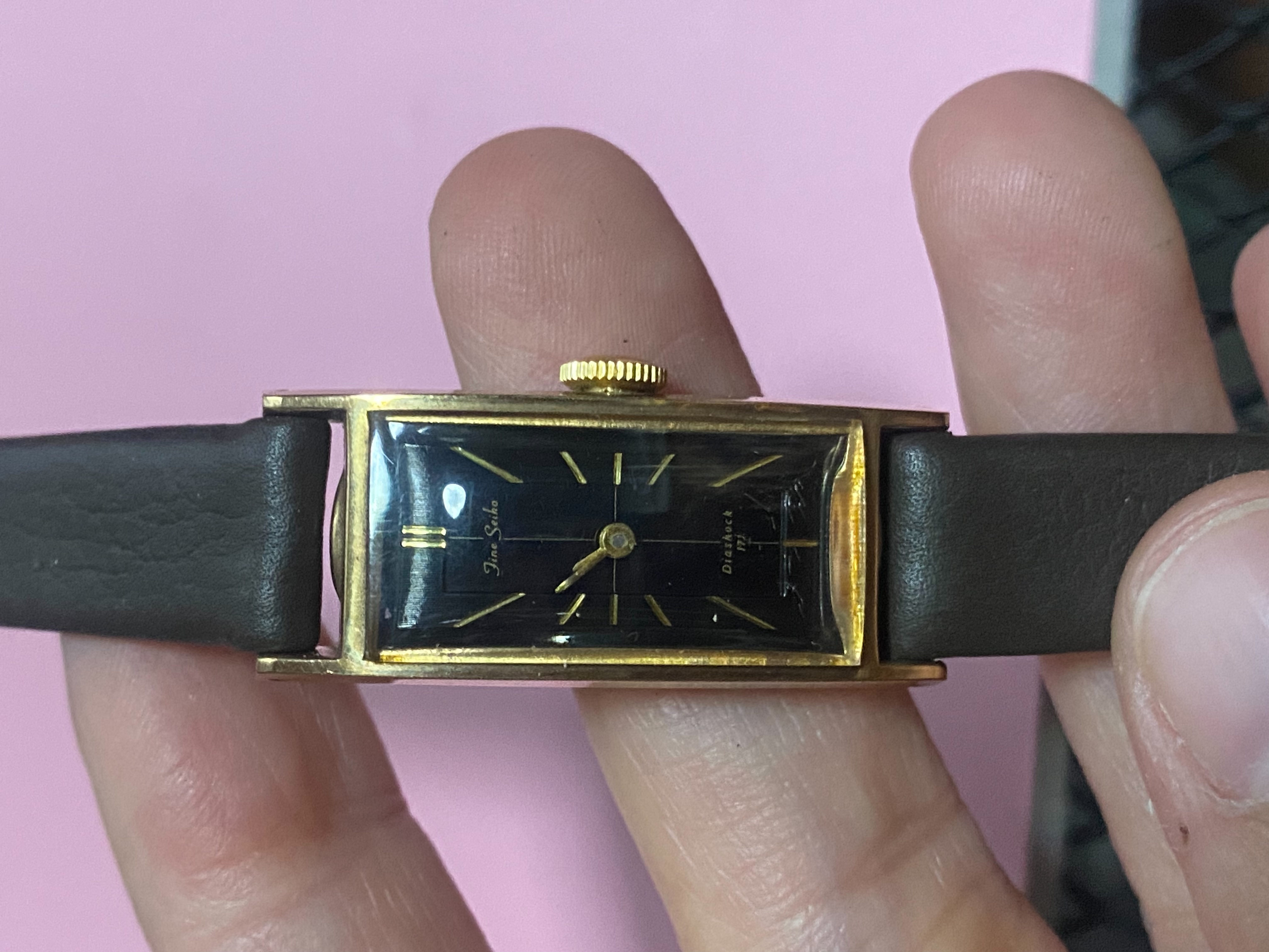 นาฬิกาในภาพคือนาฬิกาวินเทจแบรนด์ Fine Seiko รุ่น Diashock 