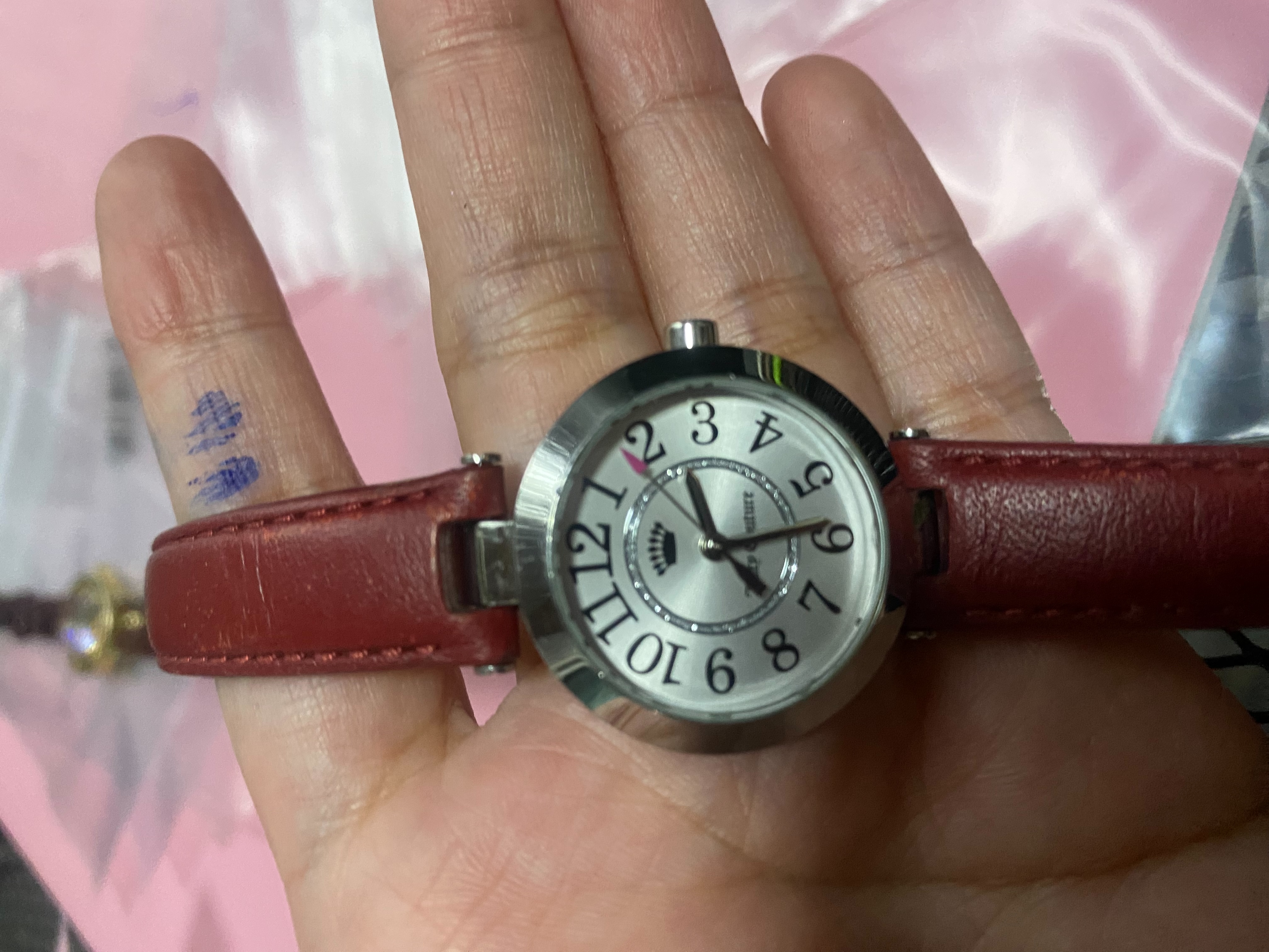 นาฬิกาในภาพคือแบรนด์ Juicy Couture (จูซซี่ กูตูร์) 