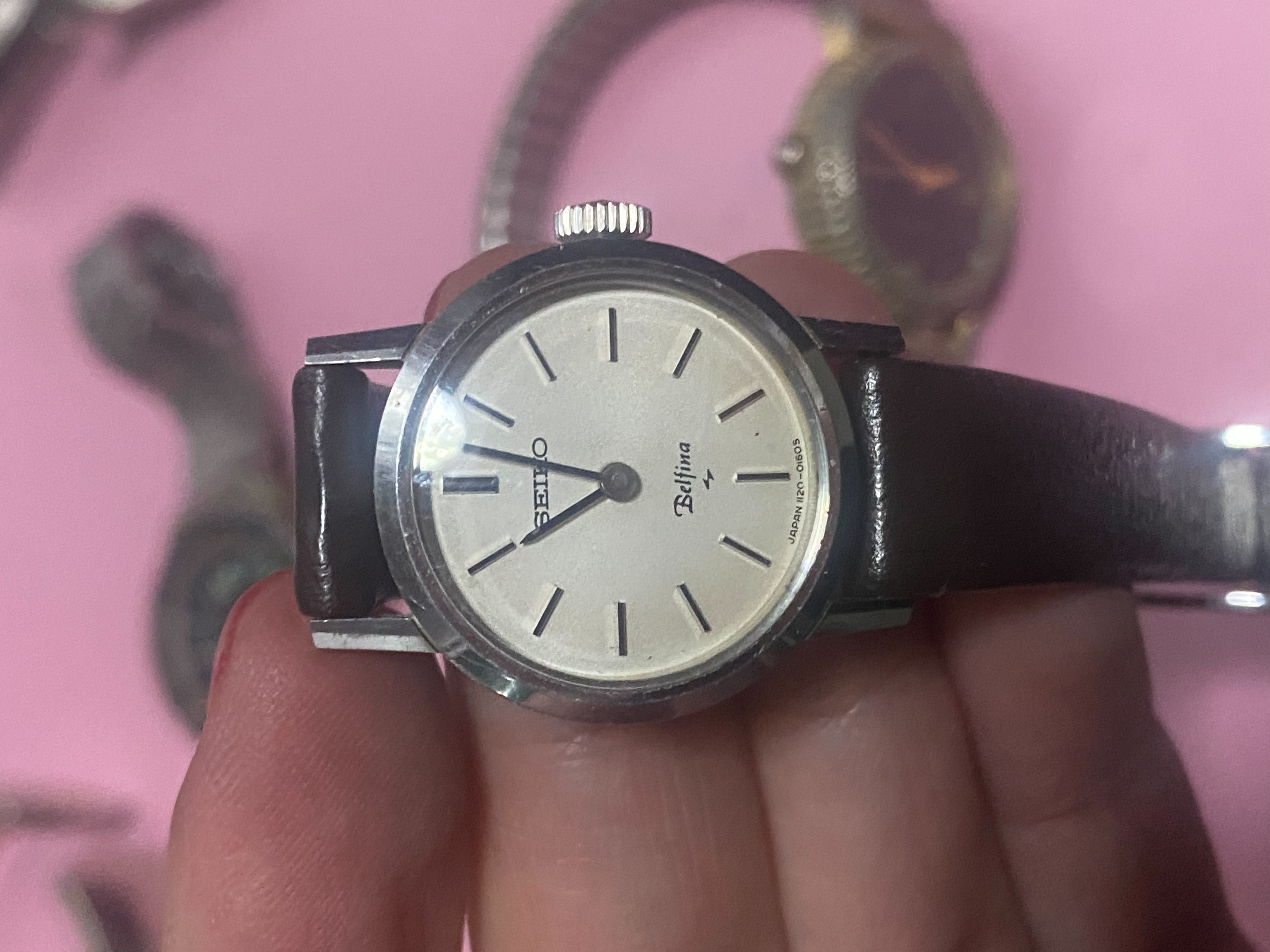 นาฬิกาในรูปภาพล่าสุดของคุณคือนาฬิกาวินเทจแบรนด์ Seiko (ไซโก้) รุ่น Belfina ซึ่งเป็นนาฬิกาสำหรับผู้หญิงที่ผลิตในช่วงปี 1970 