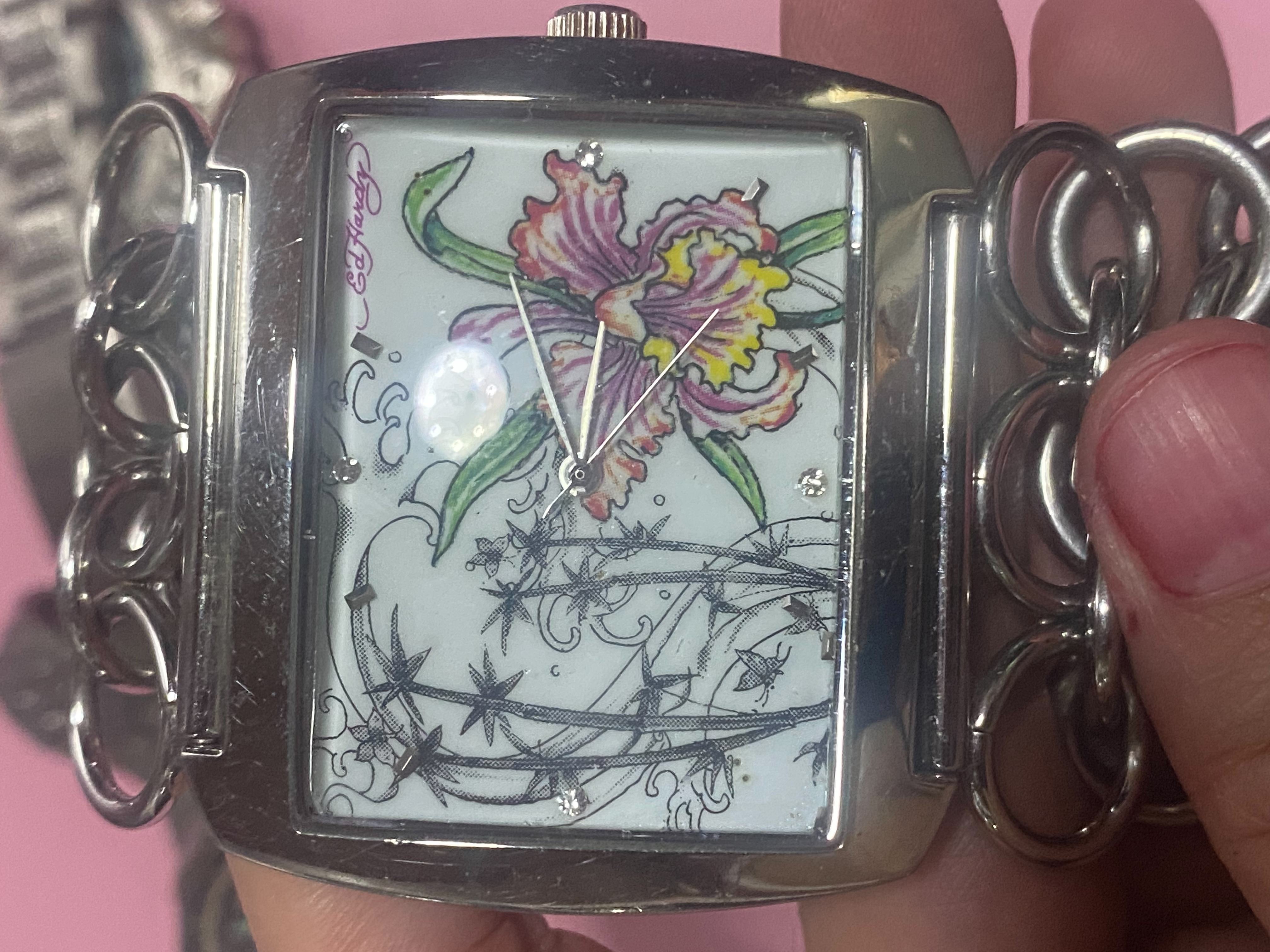 นาฬิกาในรูปภาพของคุณคือ Ed Hardy รุ่น Lynx Orchid (รหัสรุ่น: LY-OR)