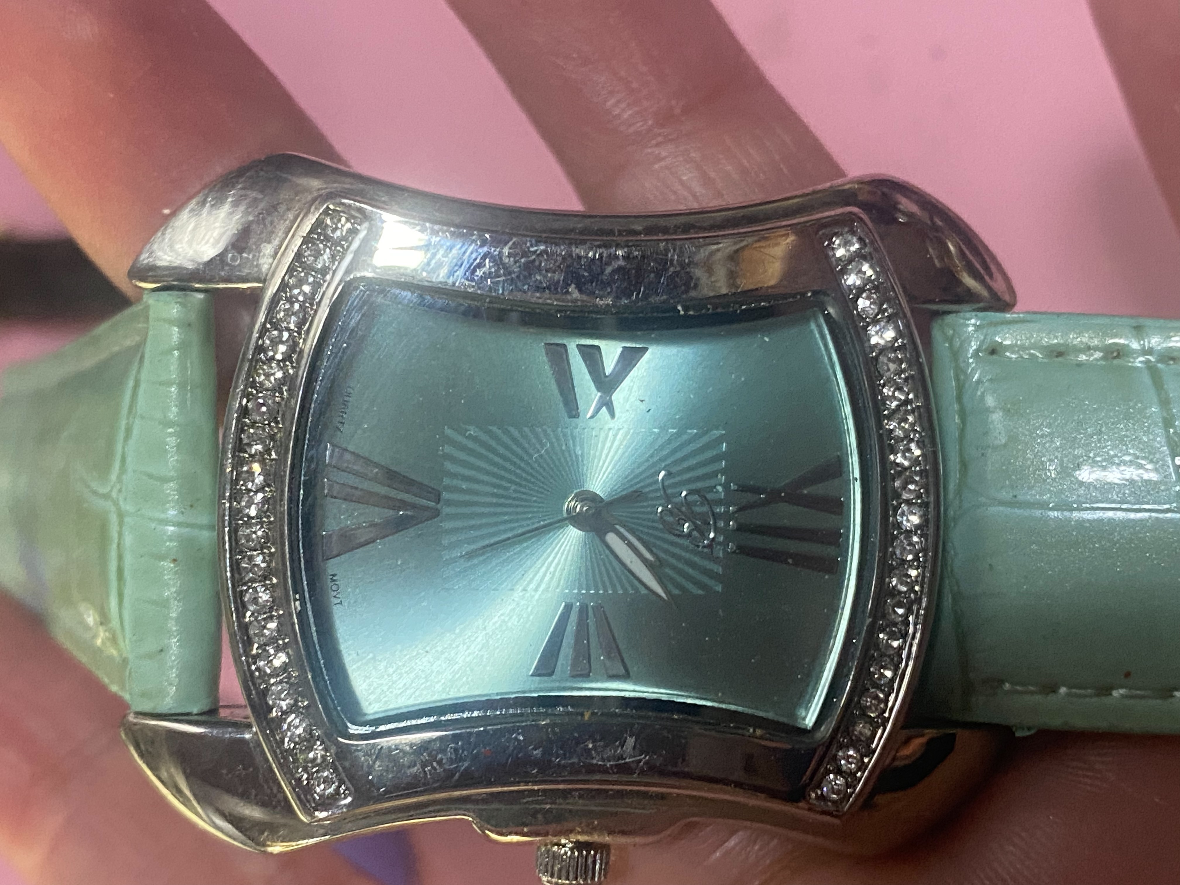 นาฬิกาในรูปภาพของคุณคือแบรนด์ Brighton รุ่น BTV011GN 