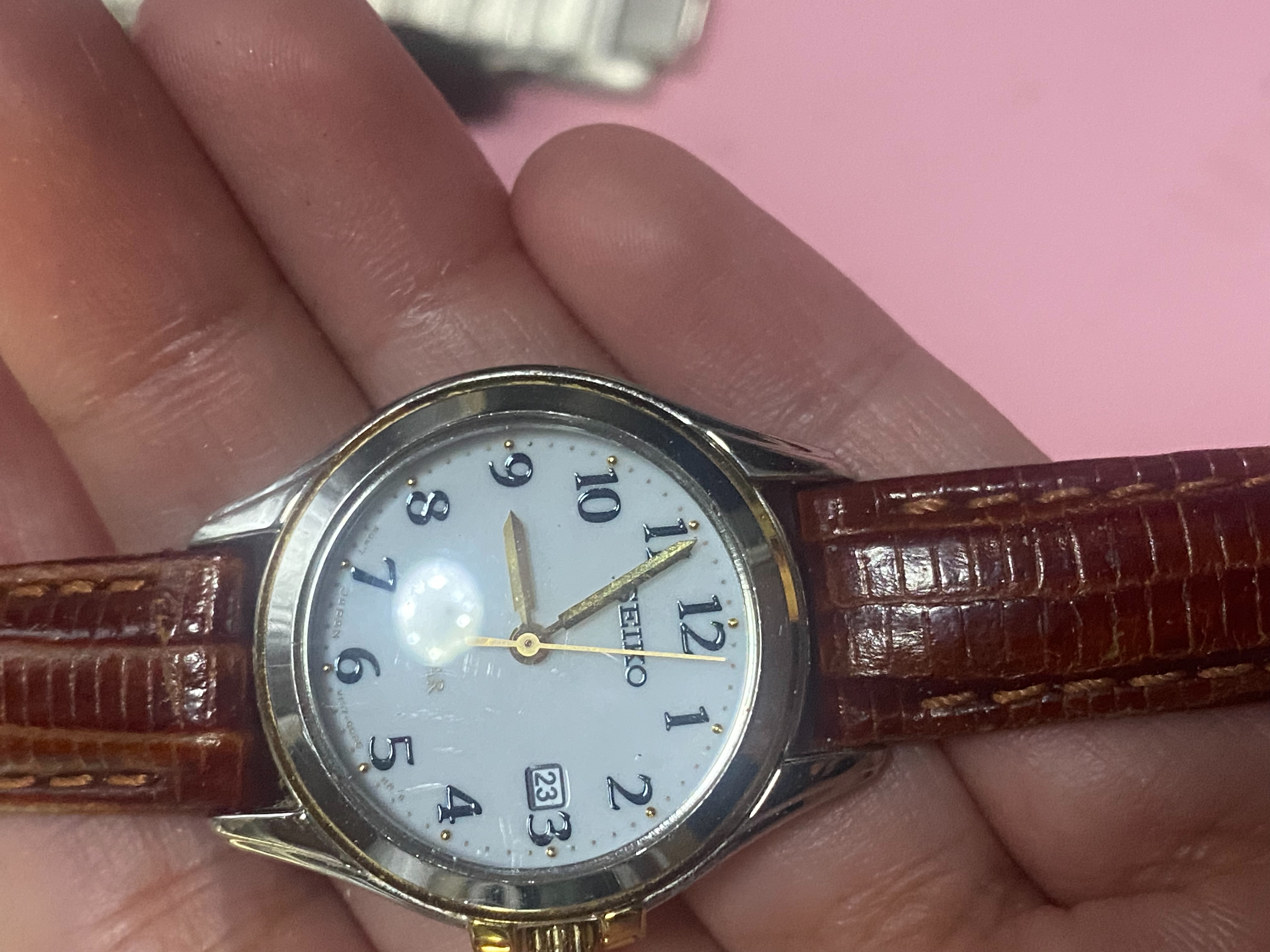 นาฬิกาในภาพคือ Seiko (ไซโก้) ซึ่งดูจากลักษณะหน้าปัดและตัวเรือนแล้ว เป็นนาฬิกาในกลุ่ม Essentials