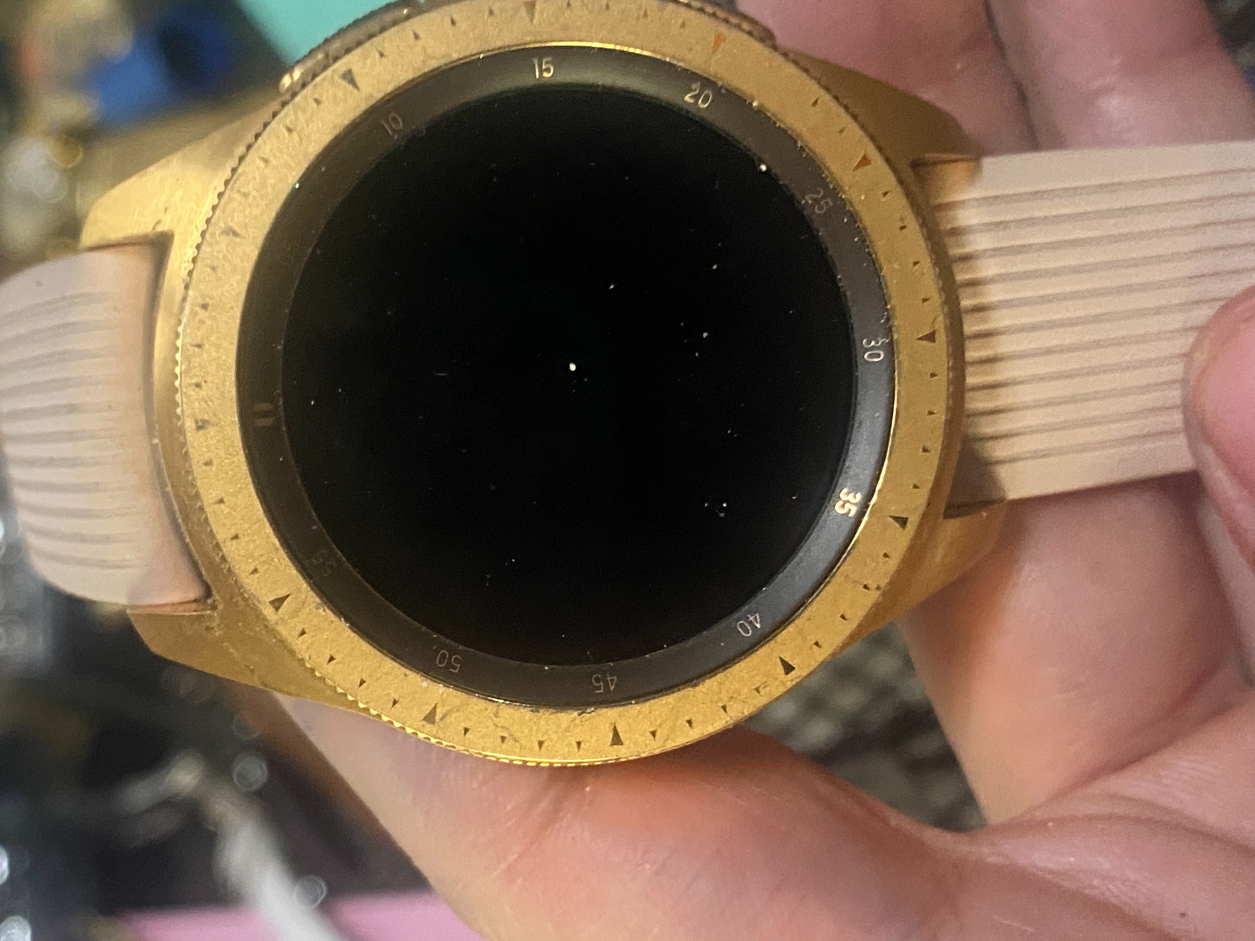 นาฬิกาอัจฉริยะในรูปภาพคือ Samsung Galaxy Watch (รุ่นแรก) 