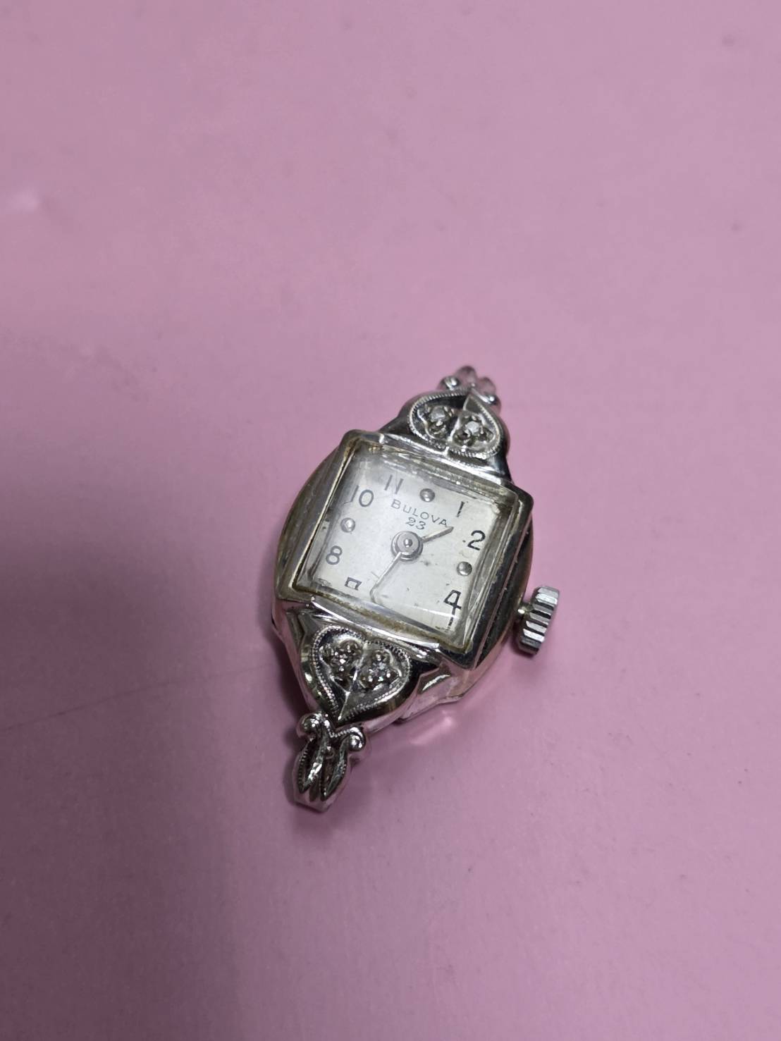 นาฬิกา Bulova เรือนนี้คือรุ่น Bulova 23 สไตล์ Cocktail Watch สำหรับผู้หญิง ซึ่งผลิตในปี ค.ศ. 1954 (พ.ศ. 2497) 