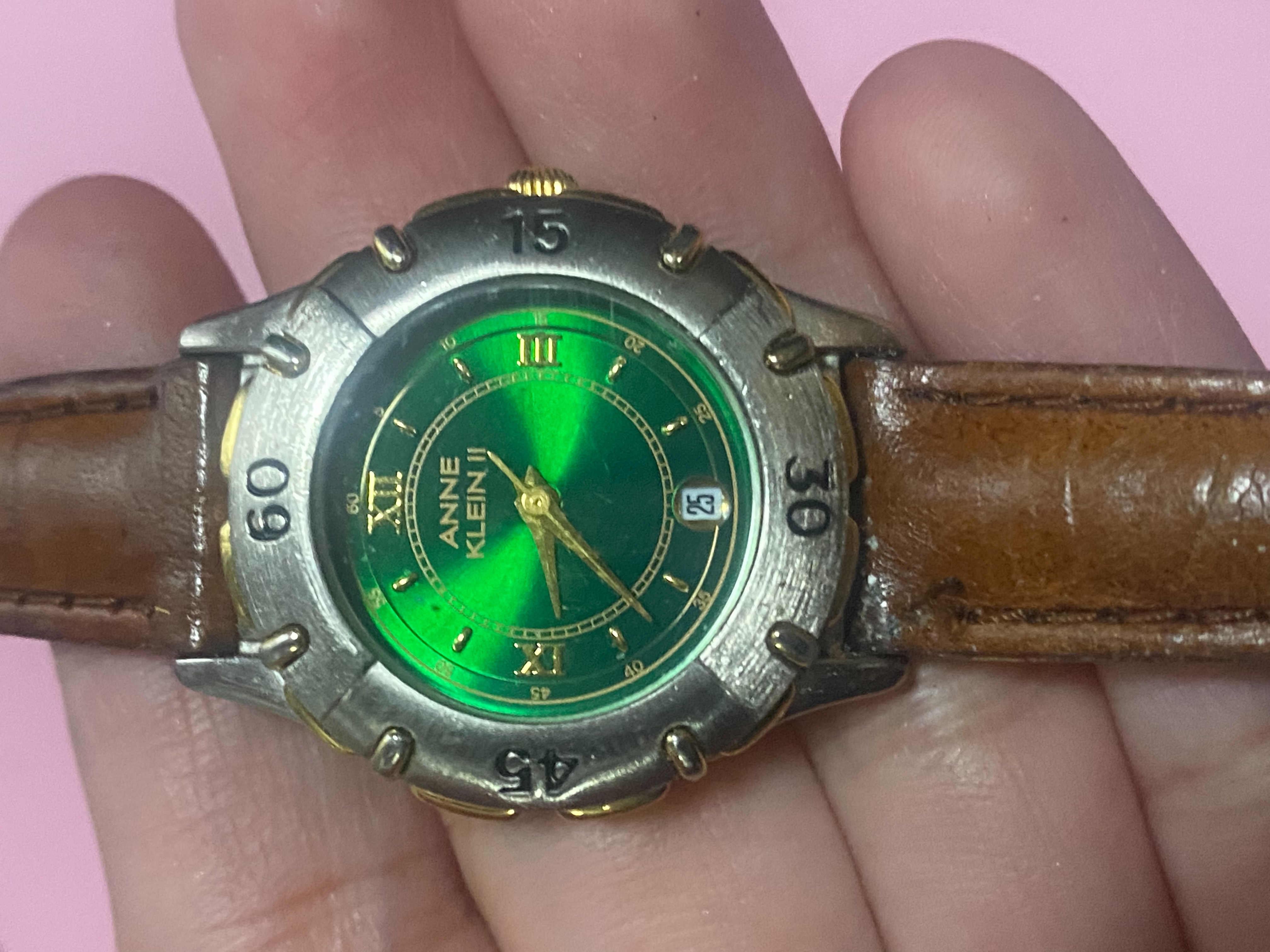 นาฬิกาในภาพคือแบรนด์ Anne Klein II 