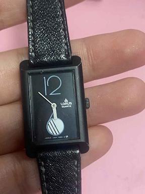นาฬิกาในภาพคือแบรนด์ Lorus (ในเครือของ Seiko) รุ่นวินเทจ 