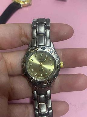 นาฬิกาในภาพคือแบรนด์ M.Madrigal รุ่น Titanium Quartz 