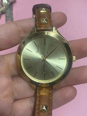 นาฬิกาในภาพคือแบรนด์ Michael Kors รุ่น MK2330 (Parkway Series) 