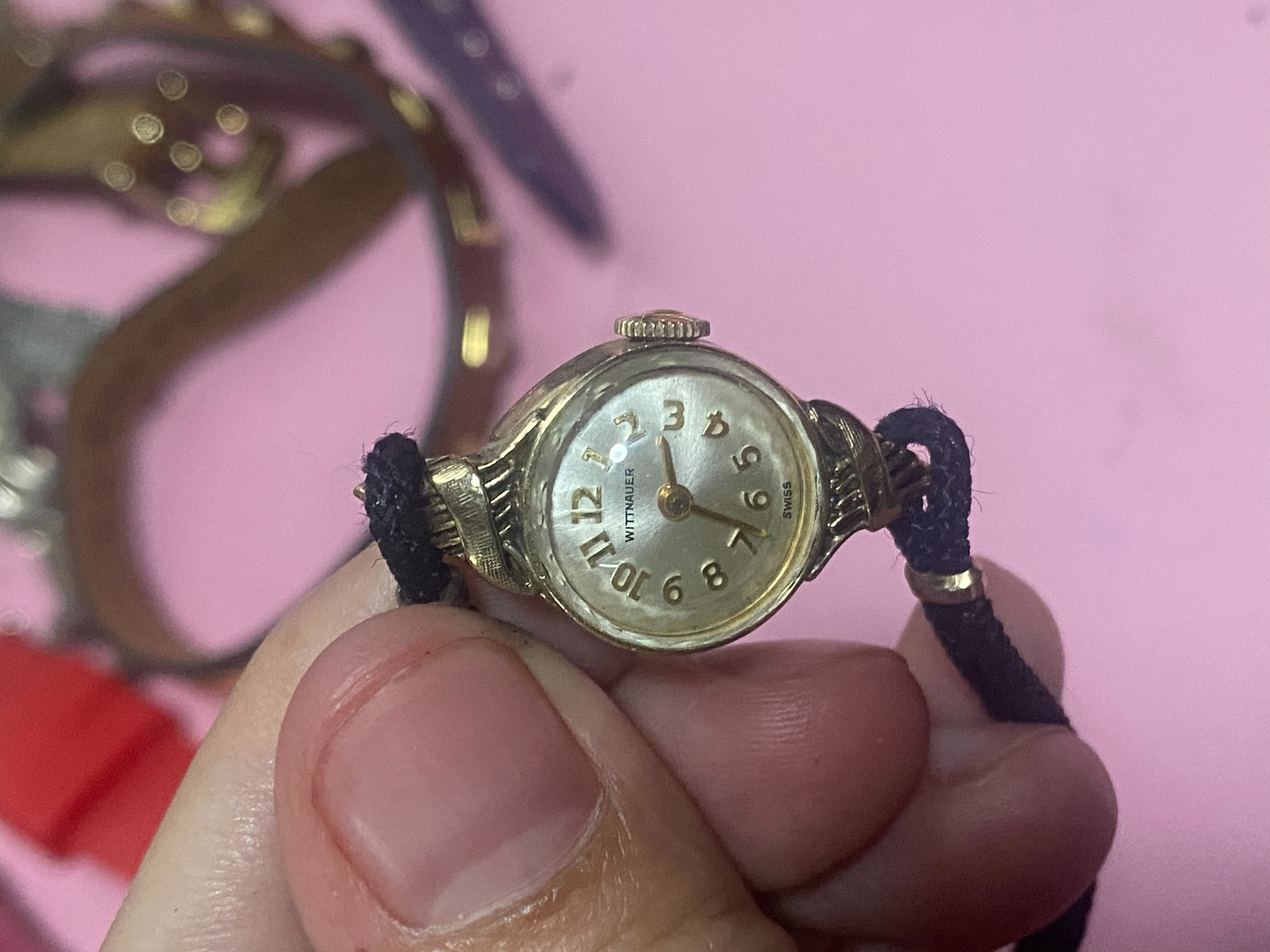 นาฬิกาในภาพคือ Wittnauer (วิทนาวเวอร์) แบรนด์นาฬิกาสวิสเก่าแก่ที่มีประวัติยาวนาน (ก่อตั้งในปี 1885)