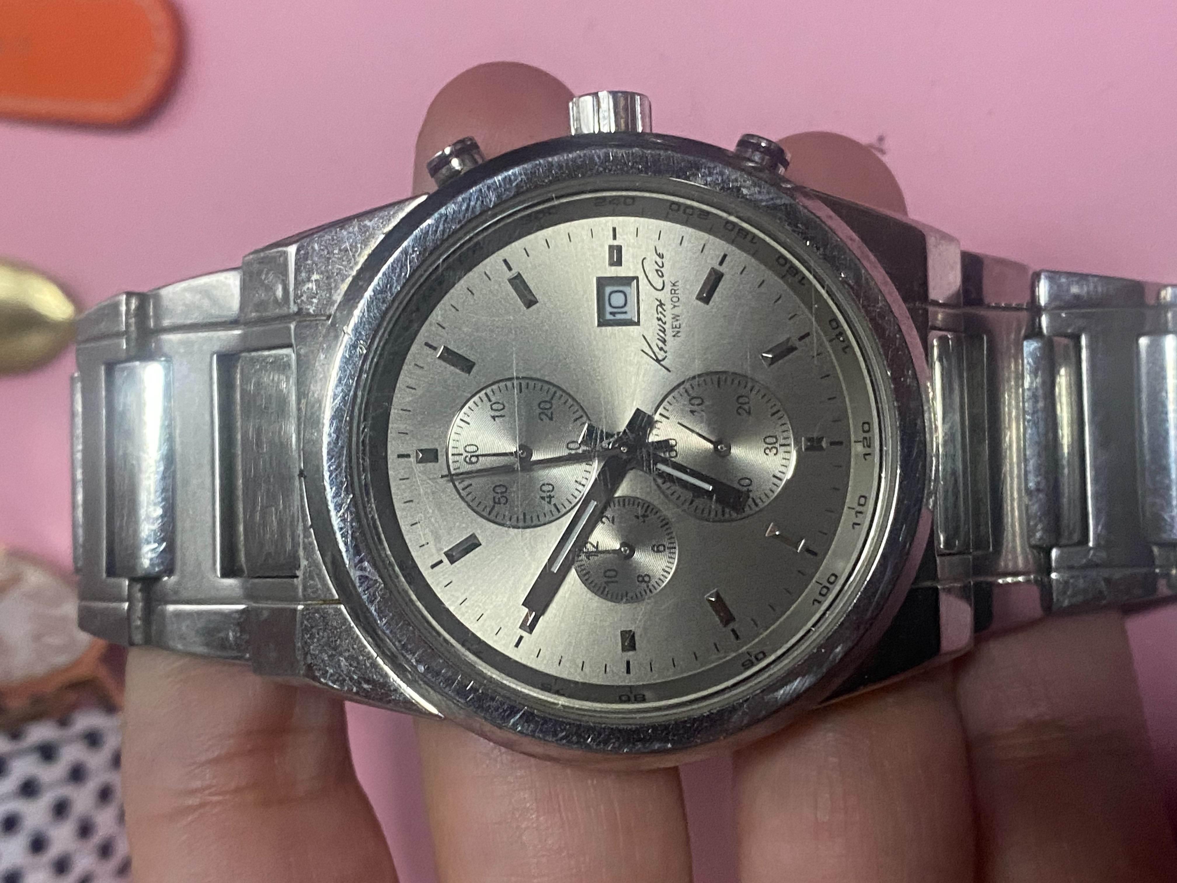 นาฬิกาในภาพคือ Kenneth Cole New York รุ่น KC3908