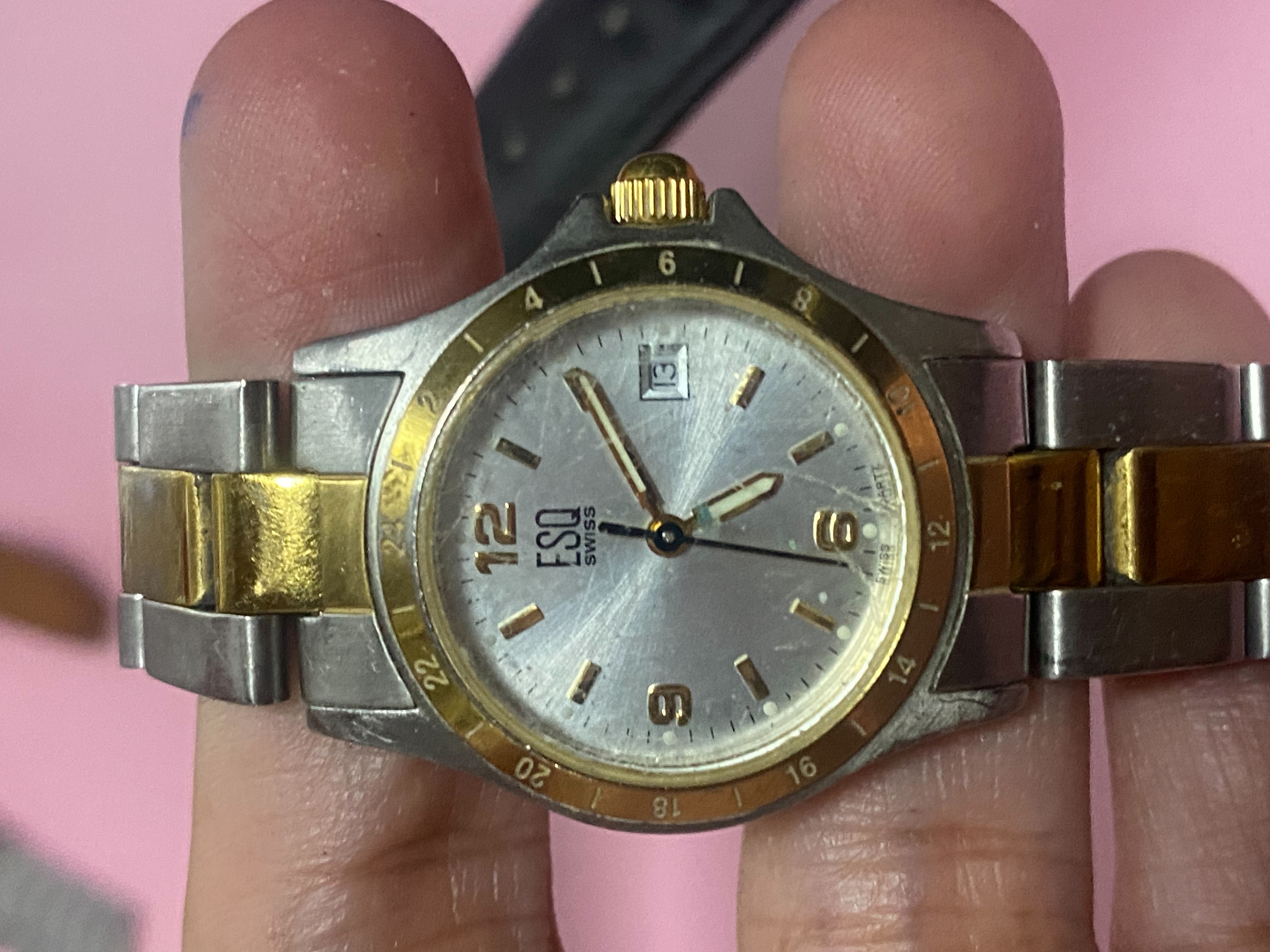 นาฬิกาในภาพคือแบรนด์ ESQ Swiss (แบรนด์ลูกของ Movado)