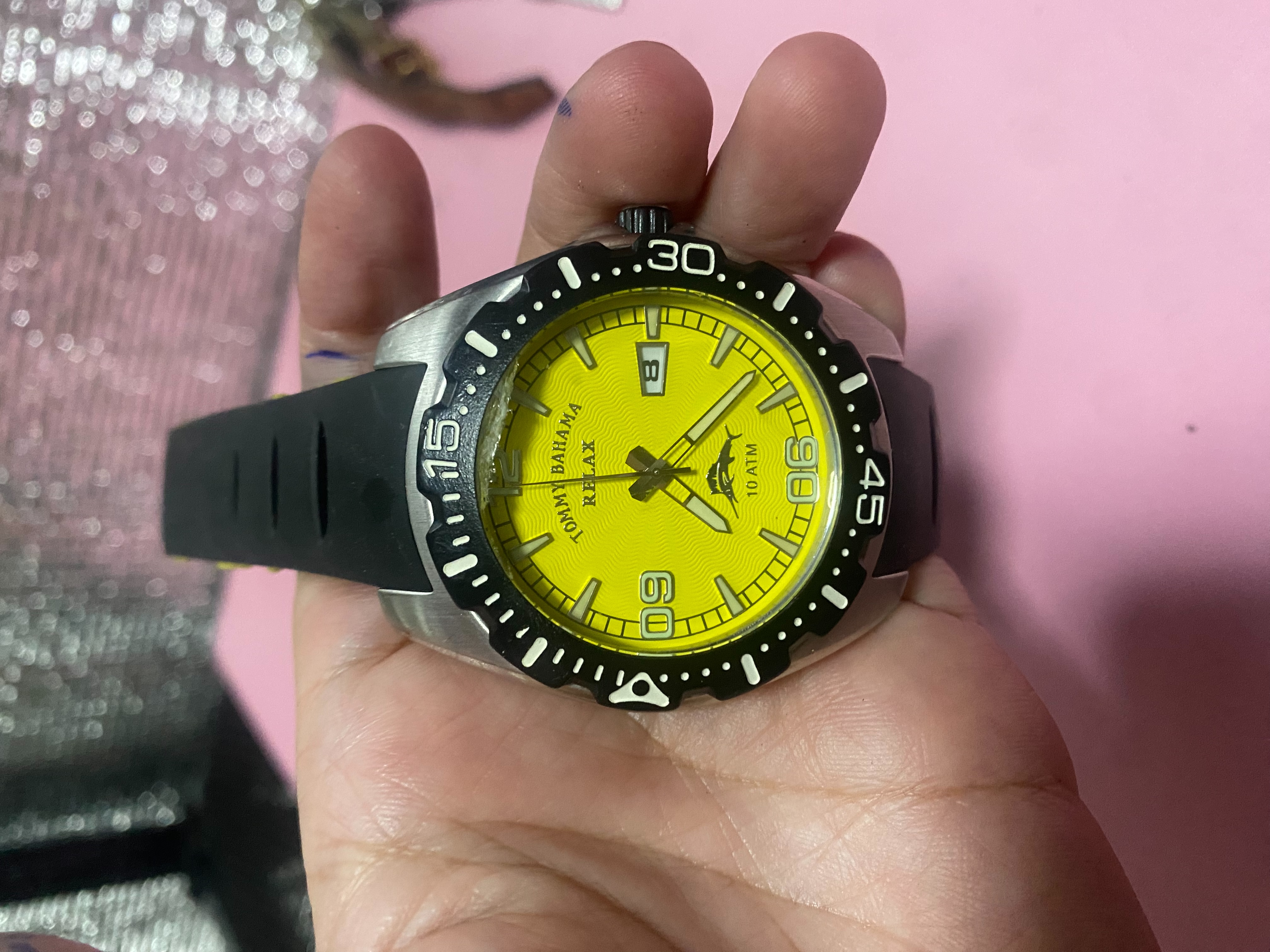 นาฬิกาในภาพคือแบรนด์ Tommy Bahama (ทอมมี่ บาฮามา) รุ่นในตระกูล Relax (RLX1000) 