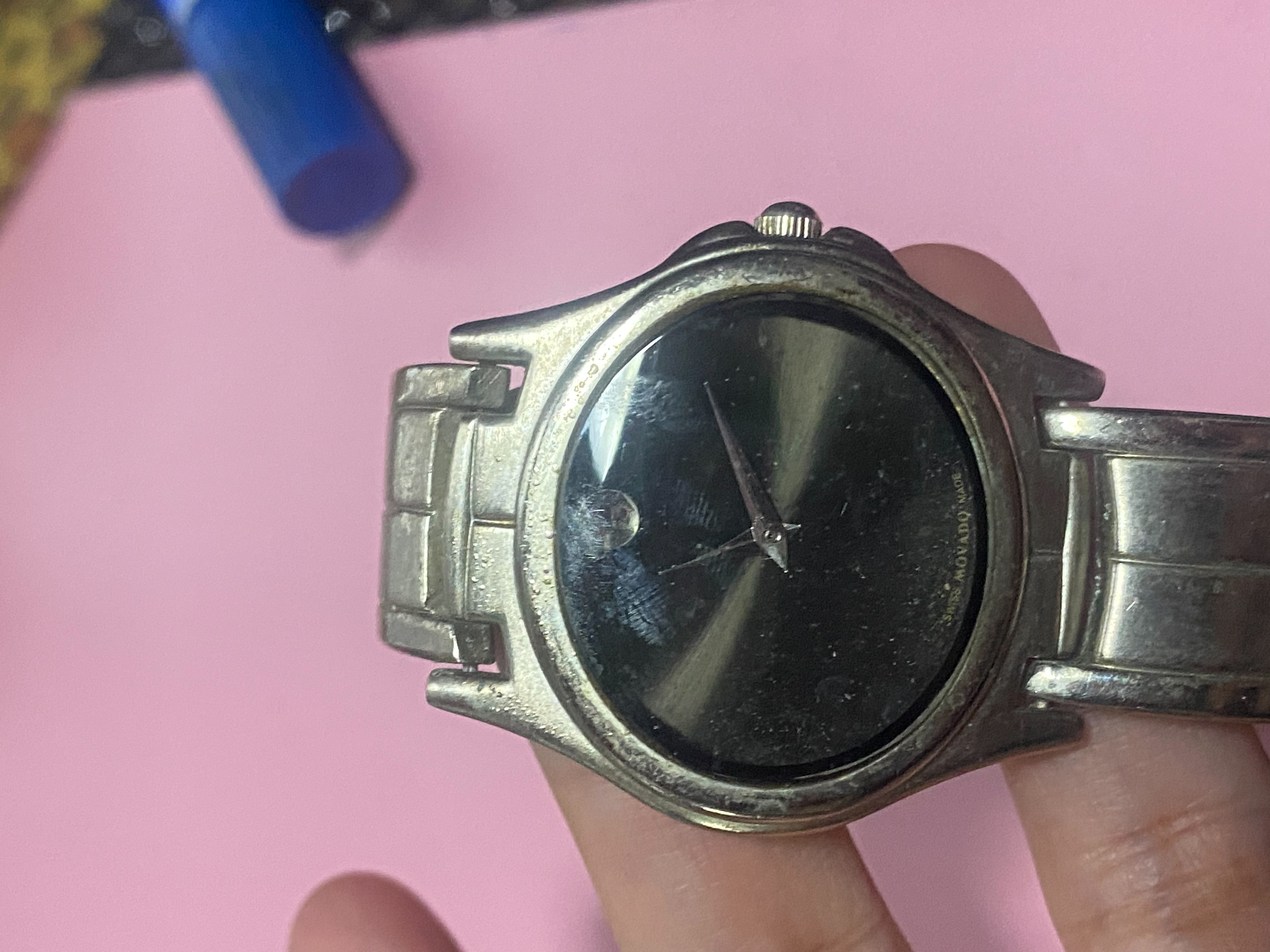 นาฬิกาที่คุณส่งมาคือแบรนด์ Movado (โมวาโด) ในซีรีส์ Museum (มิวเซียม) 