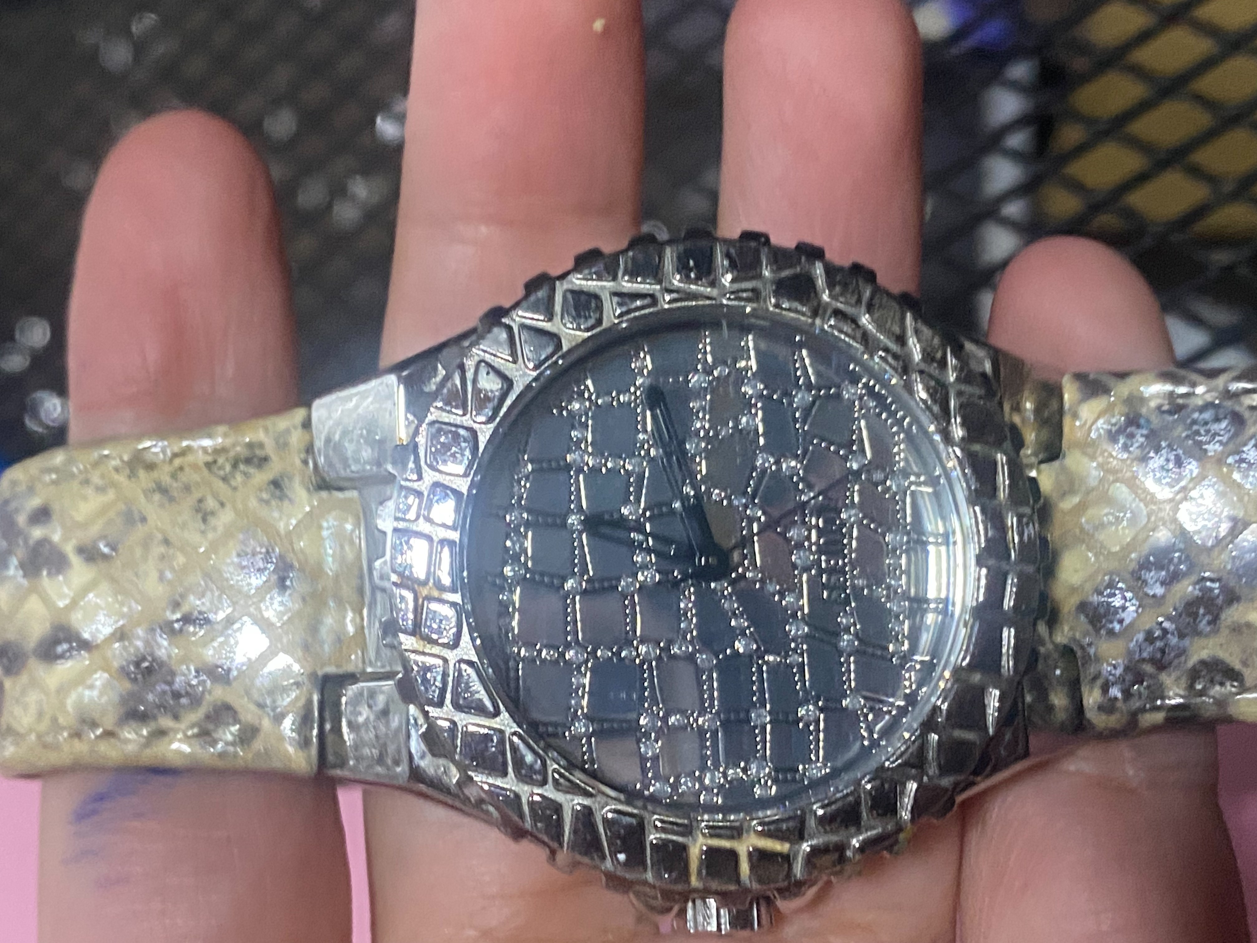 นาฬิกาที่คุณส่งมาคือแบรนด์ Guess รุ่นในซีรีส์ Untamed 