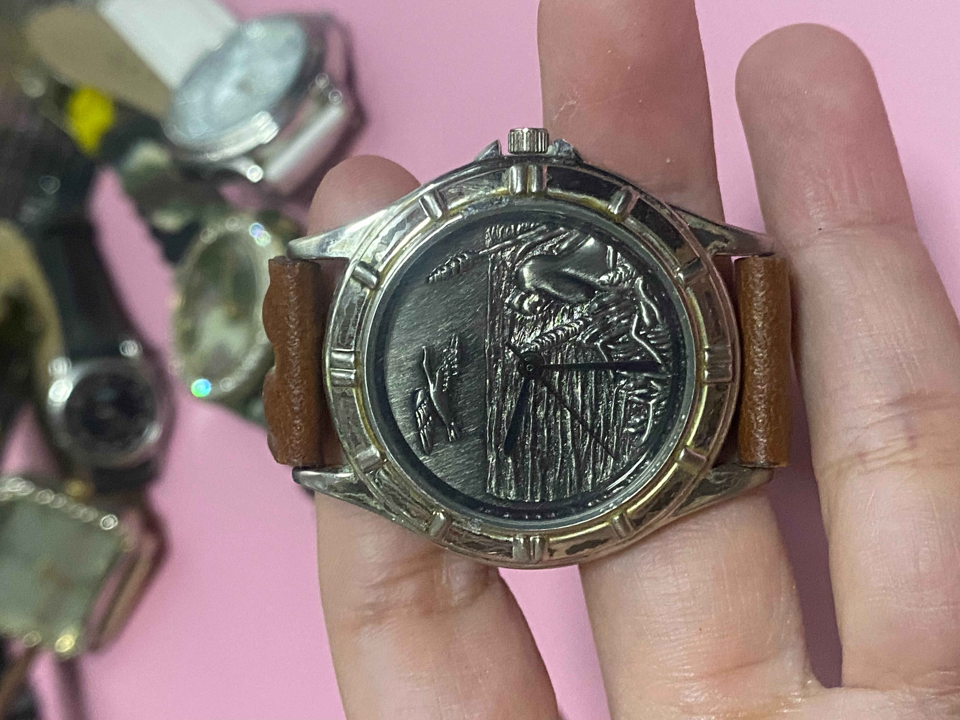 แบรนด์ (Brand): นาฬิกาสไตล์นี้ที่พบมากที่สุดคือแบรนด์ Fossil (ฟอสซิล)