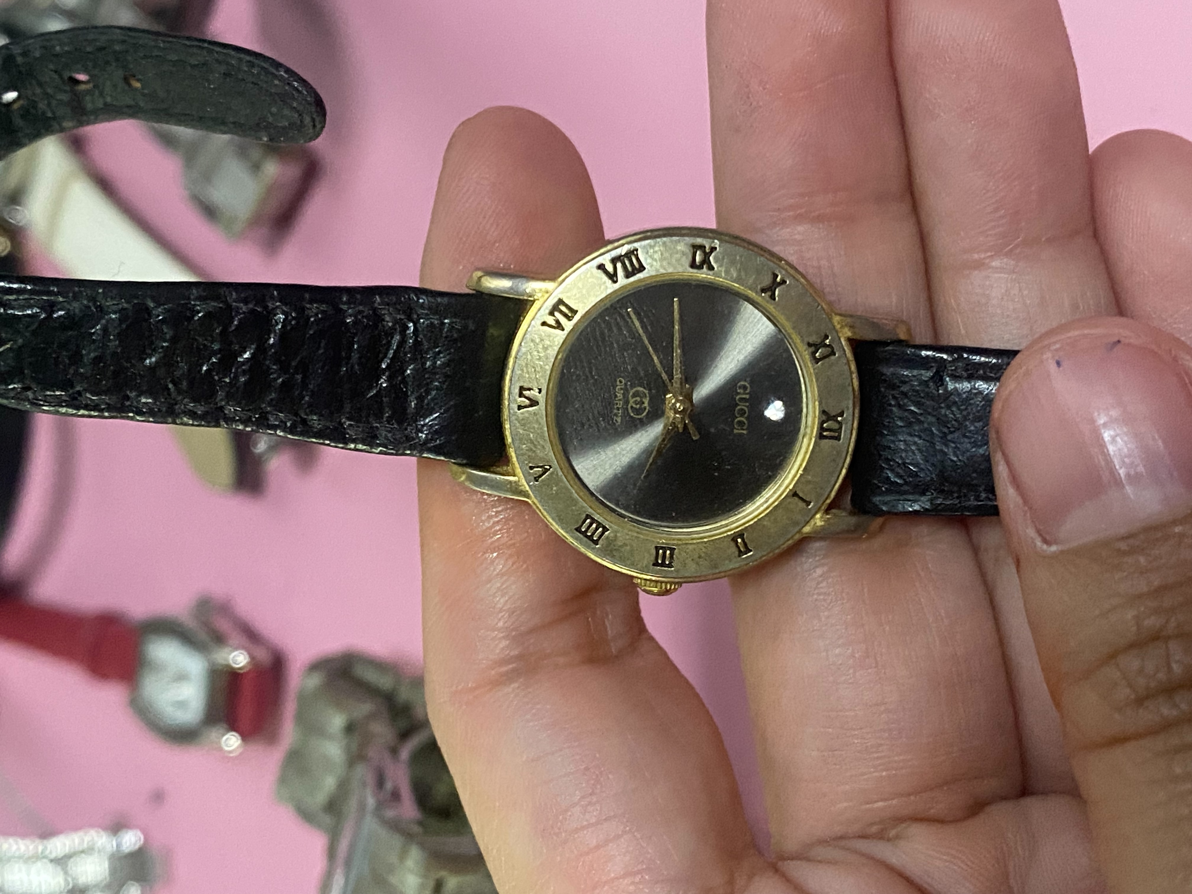 แบรนด์: Gucci (กุชชี่) รุ่น: 3000L (สำหรับผู้หญิง) หรือ 3000M 