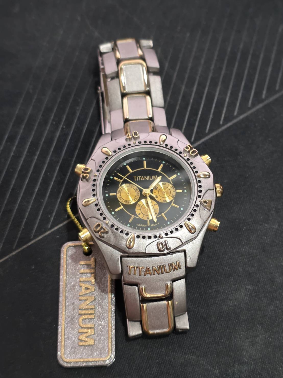 นาฬิกาในภาพคือ Universal Titanium เป็นนาฬิกาสไตล์ Chronograph ที่เน้นดีไซน์แนวสปอร์