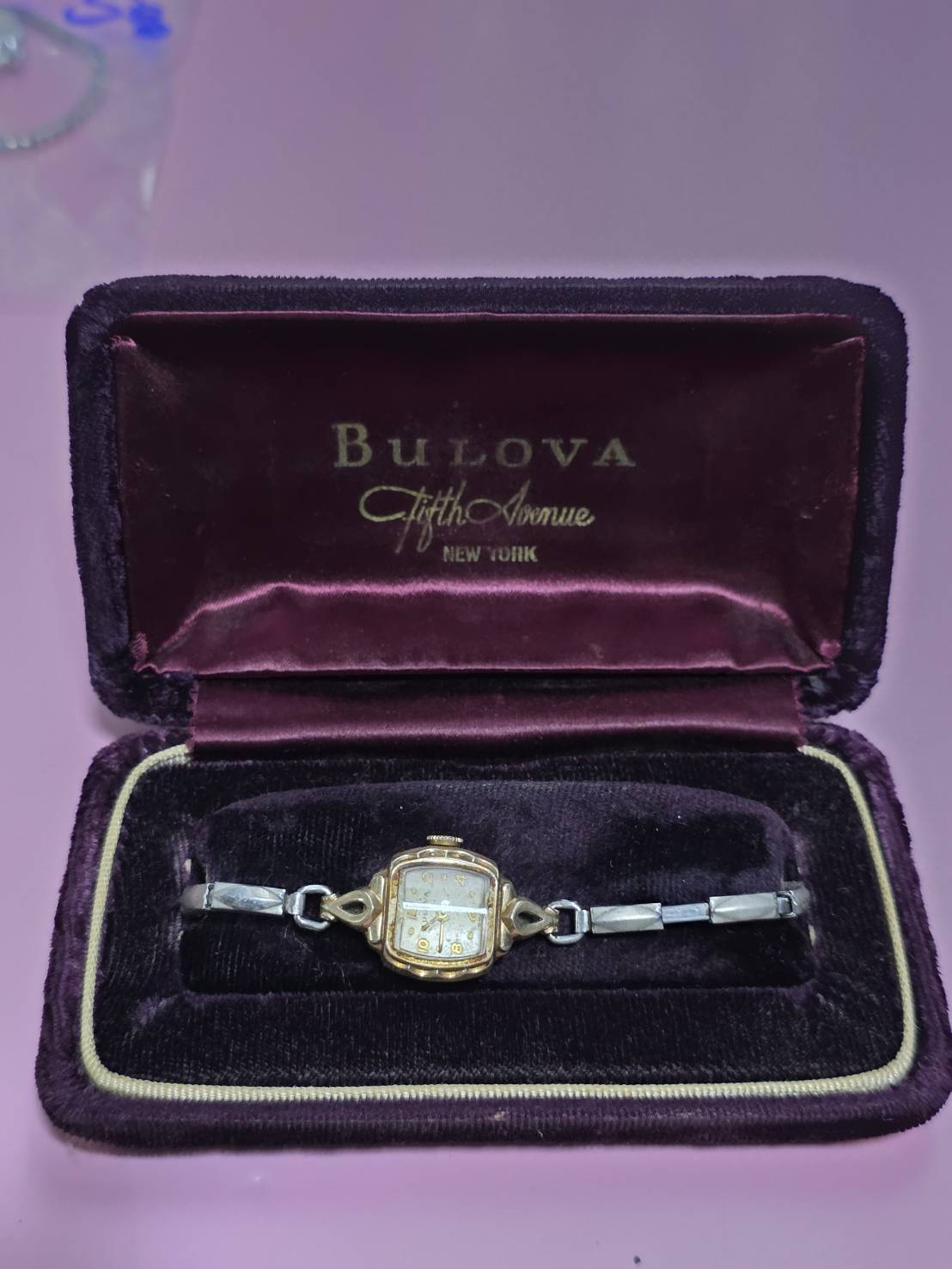 นาฬิกาเรือนนี้คือ Bulova (บูโลวา) รุ่น Fifth Avenue ซึ่งเป็นนาฬิกาวินเทจสำหรับผู้หญิง