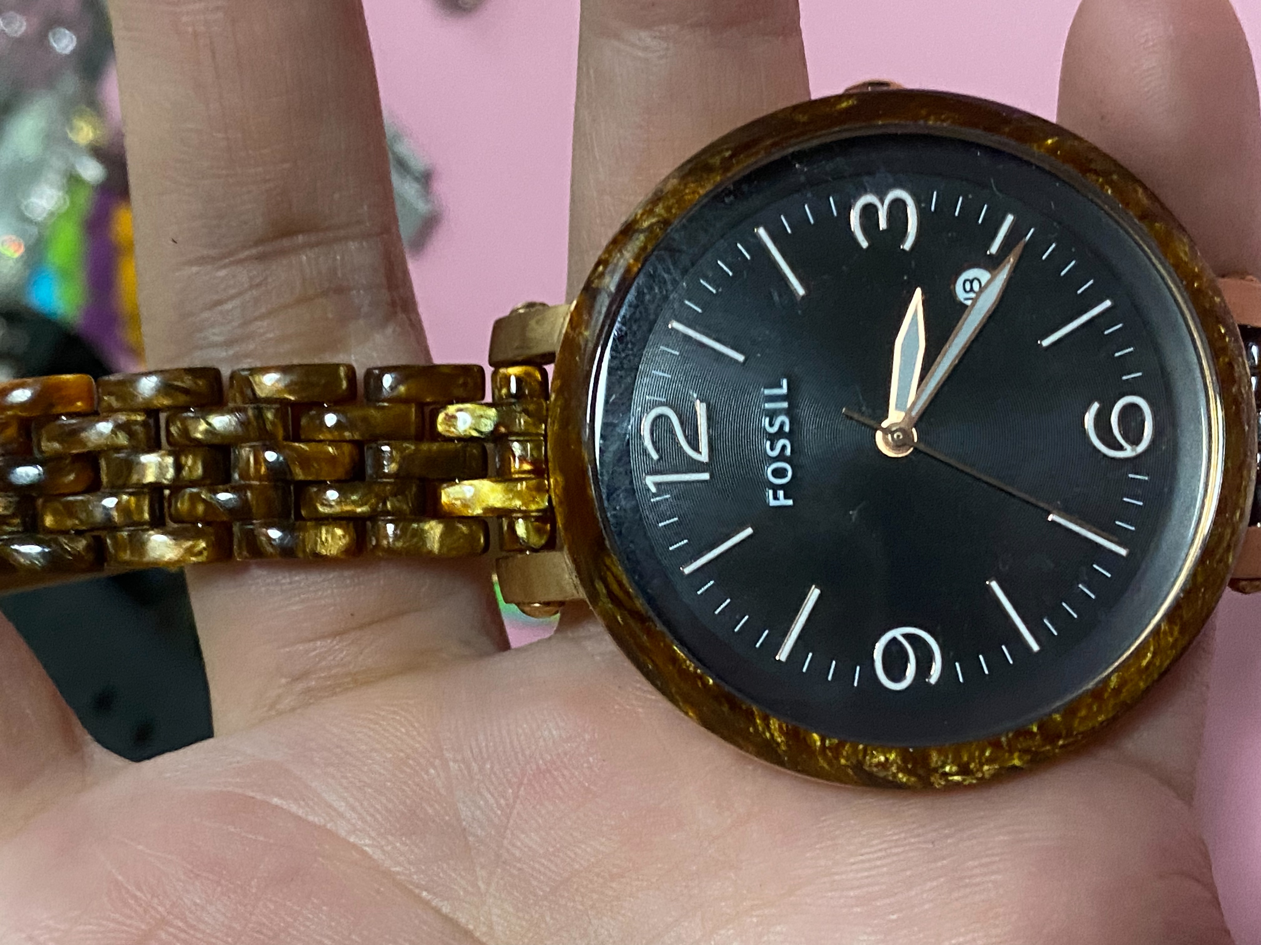 นาฬิกาในภาพคือนาฬิกาสำหรับสุภาพสตรีจากแบรนด์ Fossil ในรุ่น Heather (รหัสรุ่น JR1408)